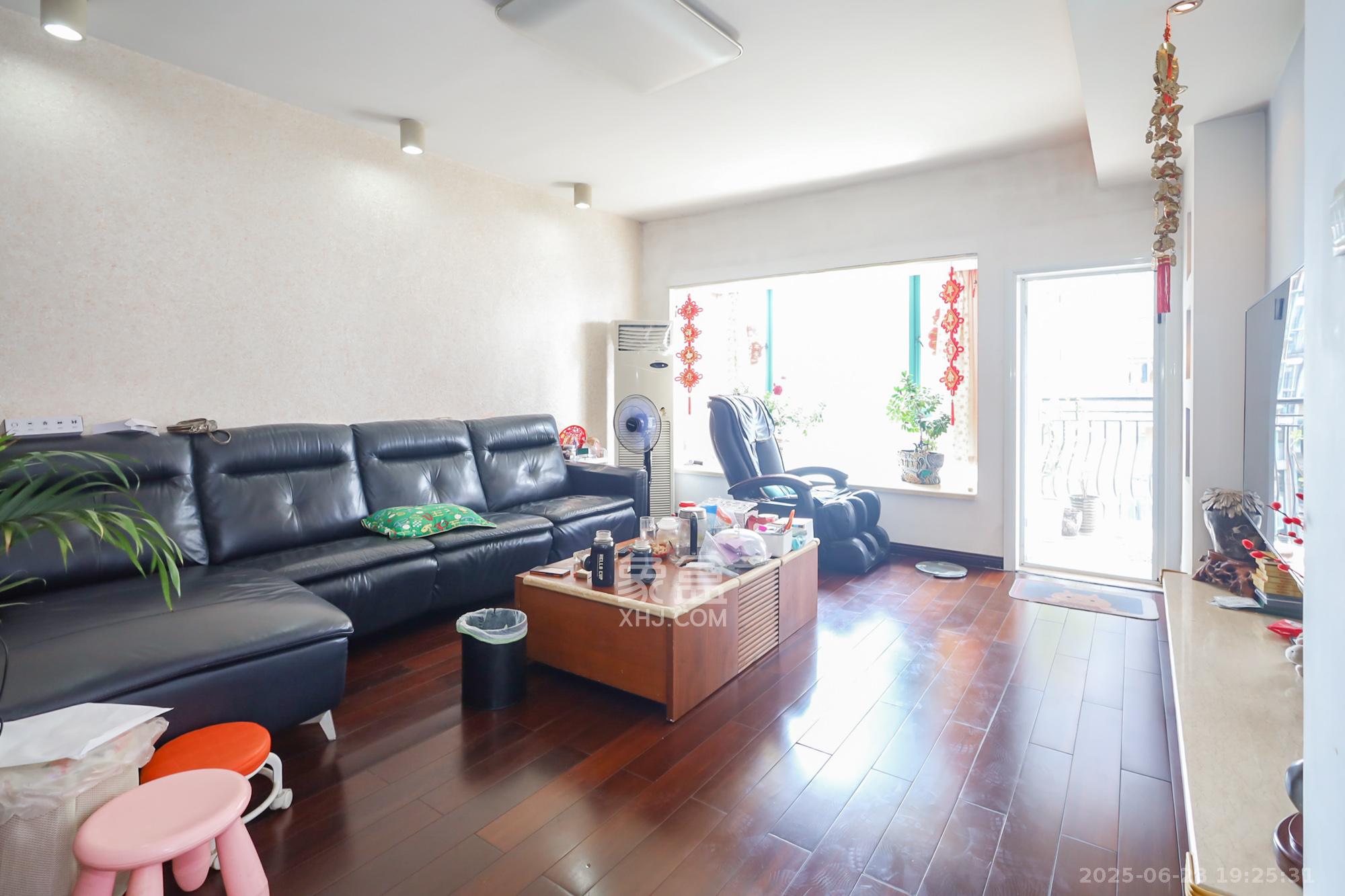 景秀江山  3室2厅2卫   135.00万客厅