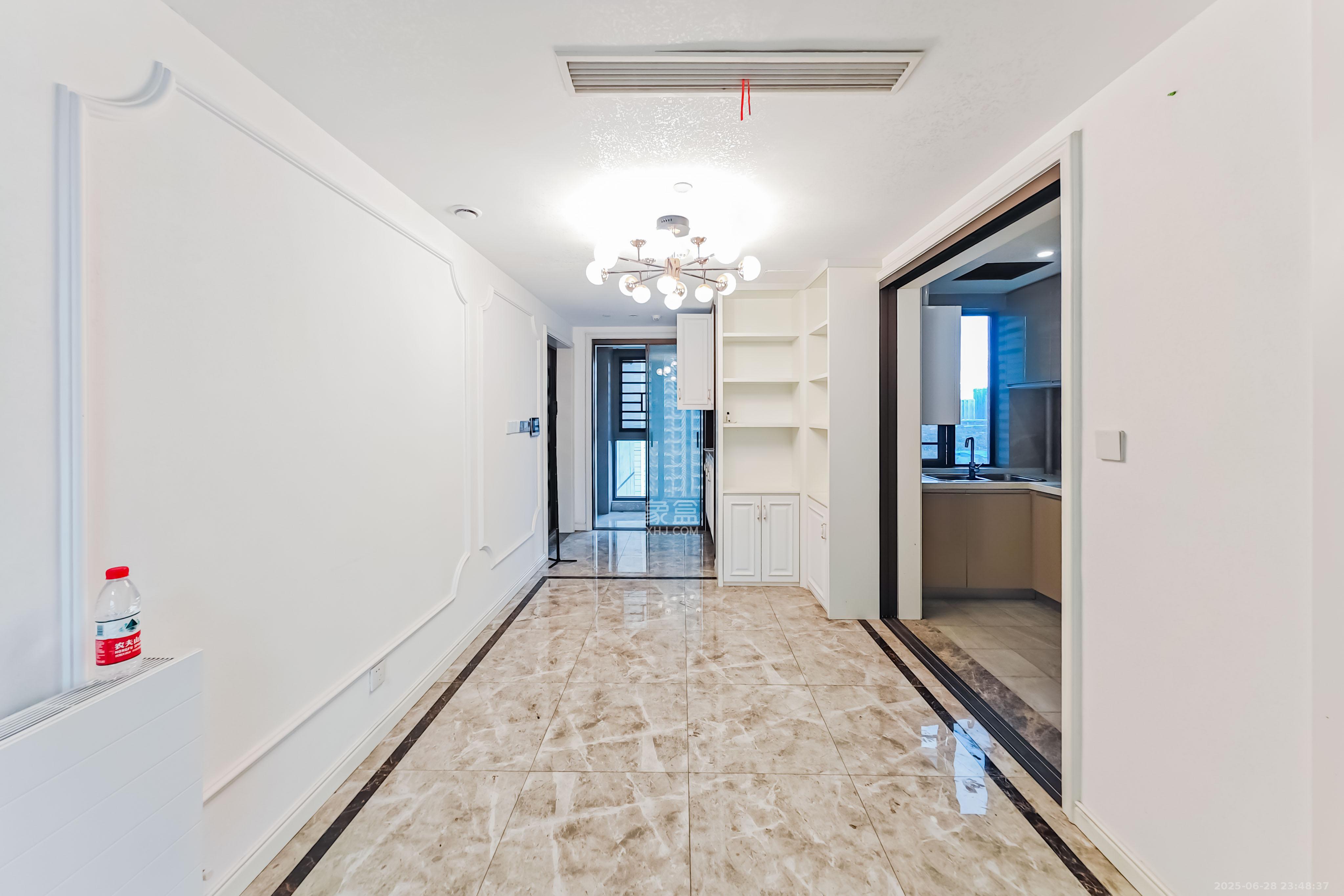 绿地长沙城际空间站(绿地新里佳苑)  5室2厅3卫    299.8万 绿地长沙城际空间站(绿地新里佳苑)  5室2厅3卫    299.8万客厅