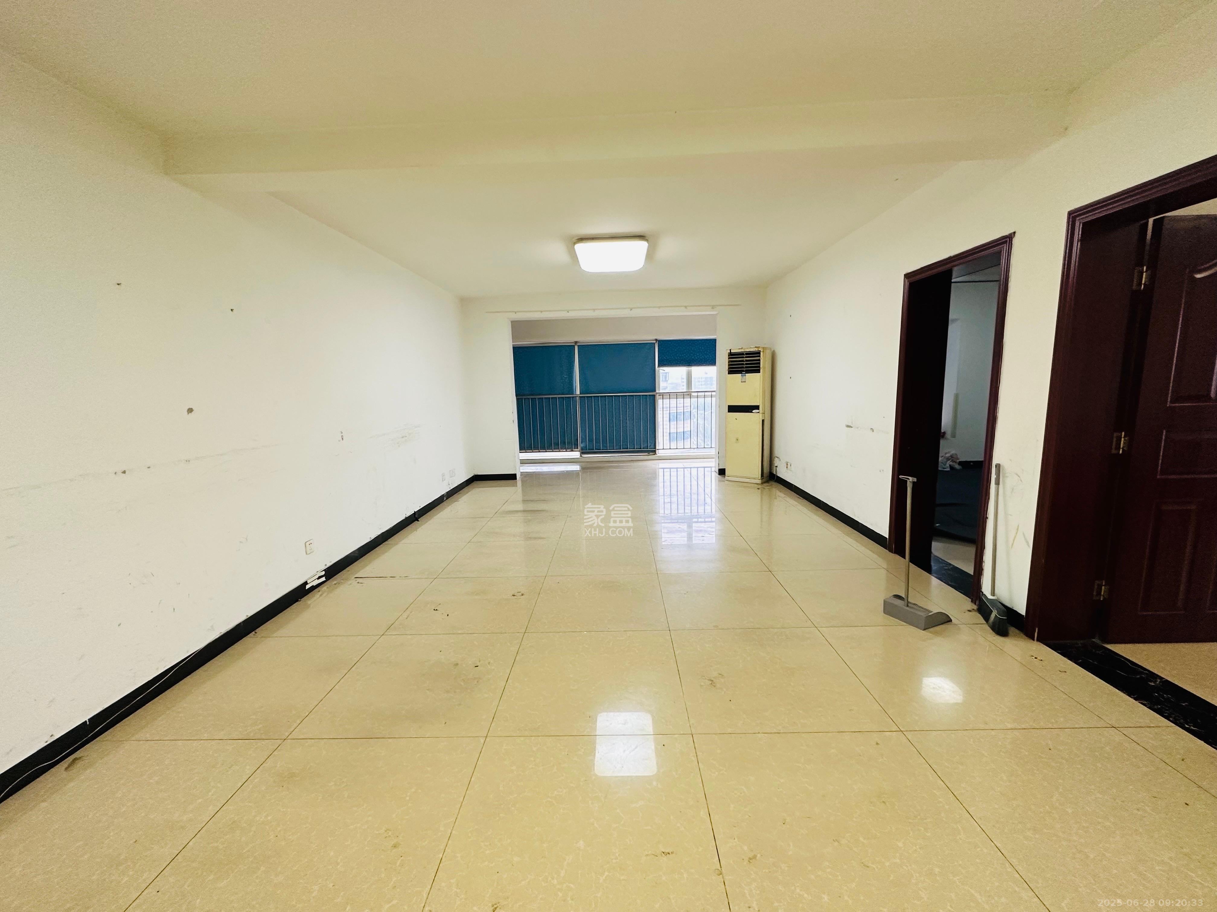 左岸右岸 3室2厅1卫 2800.0元/月 左岸右岸 3室2厅1卫 2800.0元/月室内图