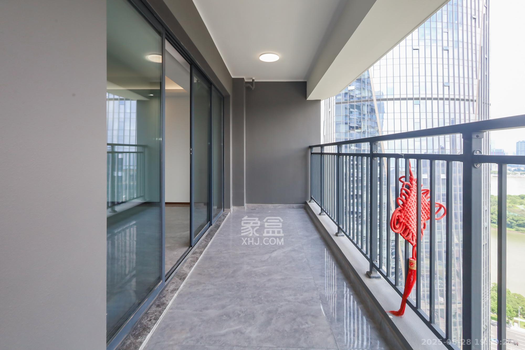 滨江府1913  4室2厅3卫    415.0万阳台