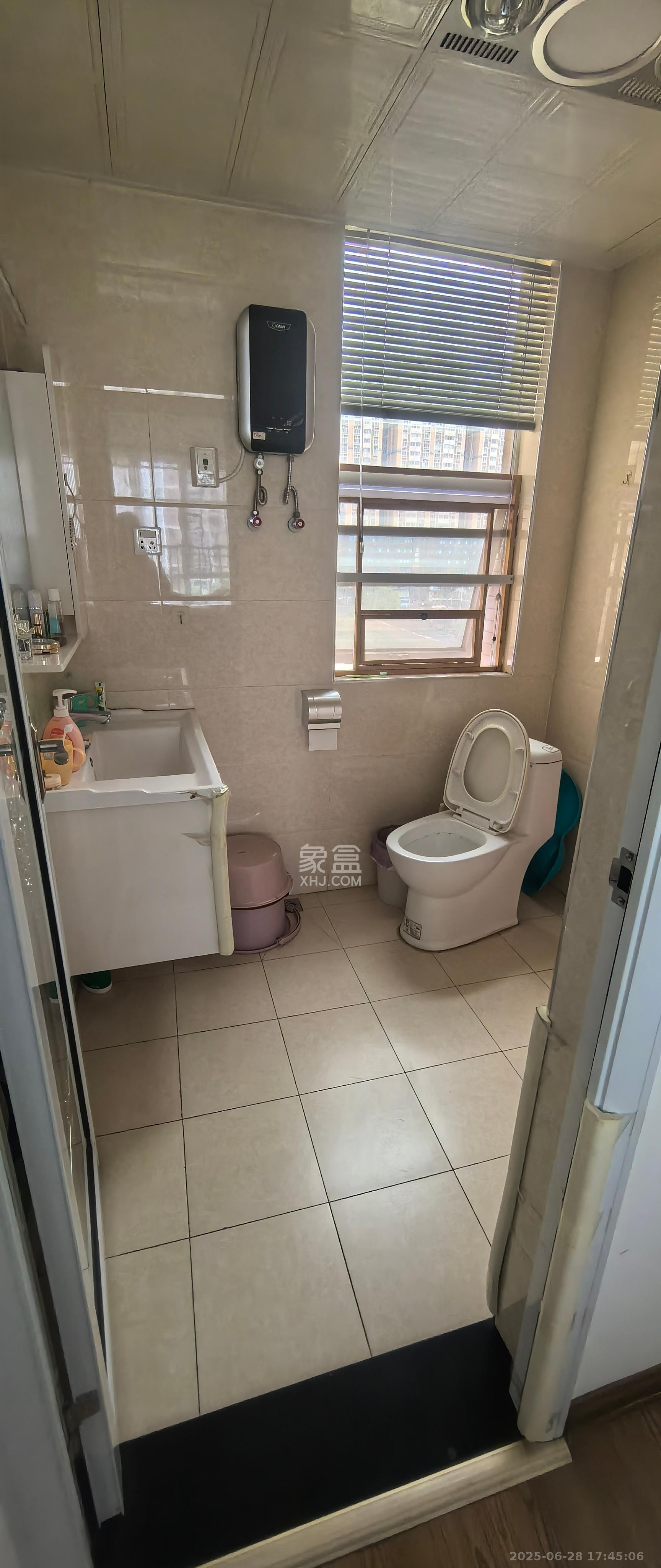 恒广国际景园一二区 3室2厅2卫 2700.0元/月 恒广国际景园一二区 3室2厅2卫 2700.0元/月室内图