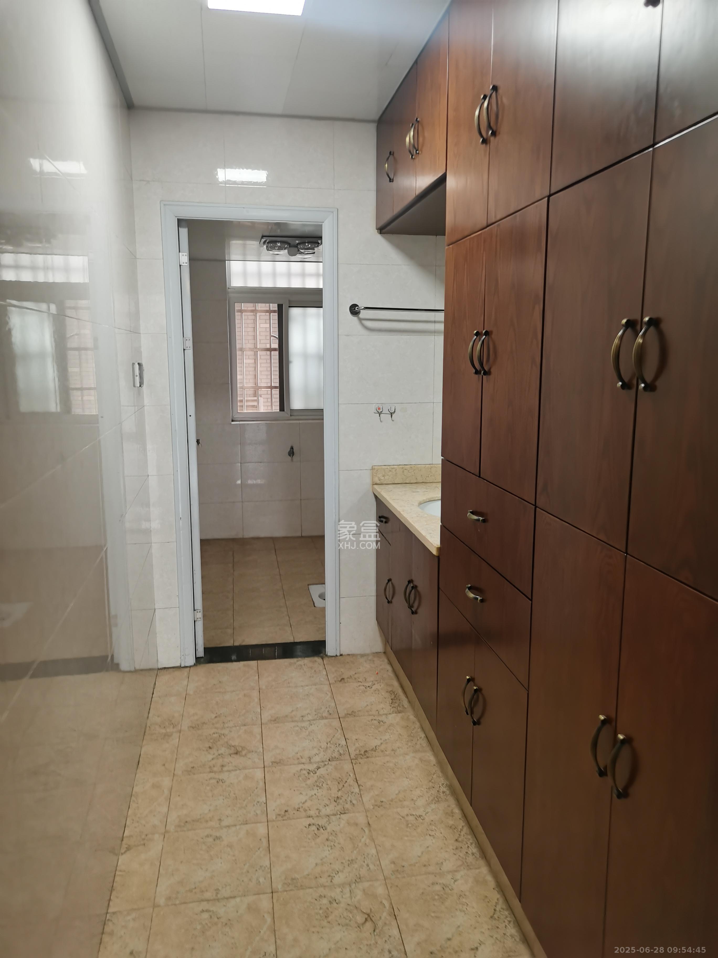 嘉盛华庭(一期、二期、三期) 3室2厅2卫 3500.0元/月 嘉盛华庭(一期、二期、三期) 3室2厅2卫 3500.0元/月室内图