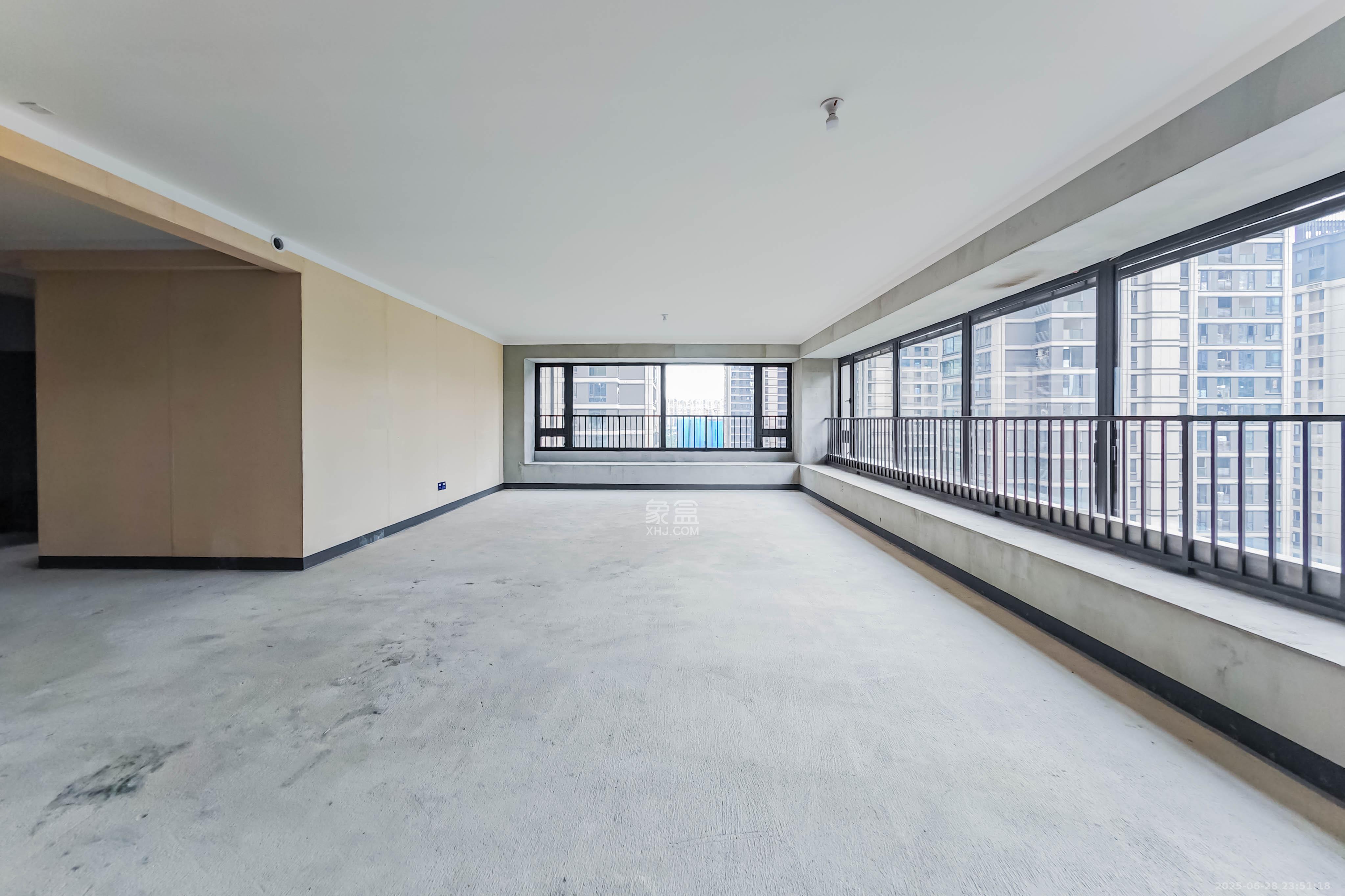 建发玖洲观澜  5室2厅2卫   266.00万客厅