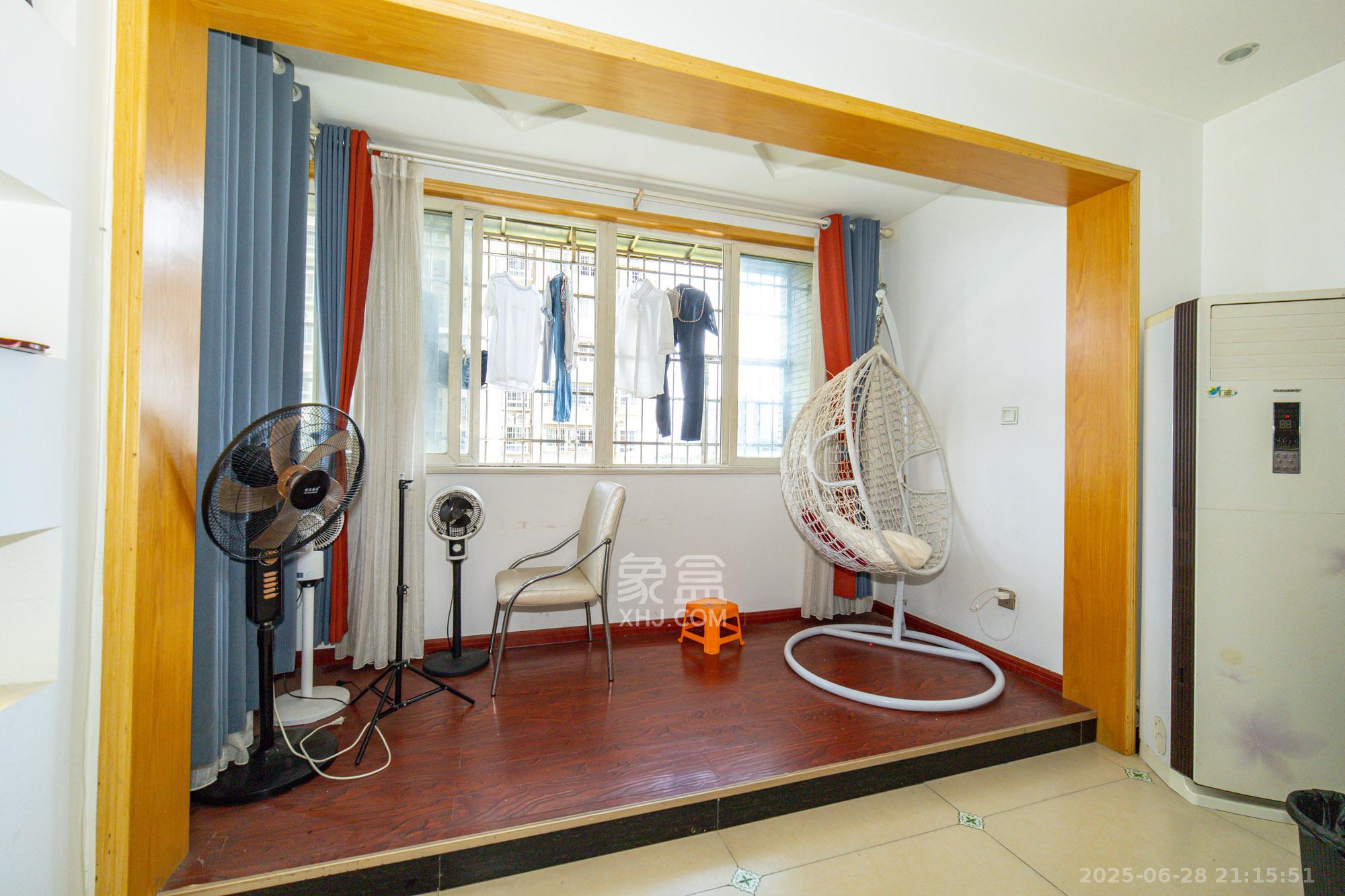 楚天中苑  3室2厅2卫    56.0万阳台