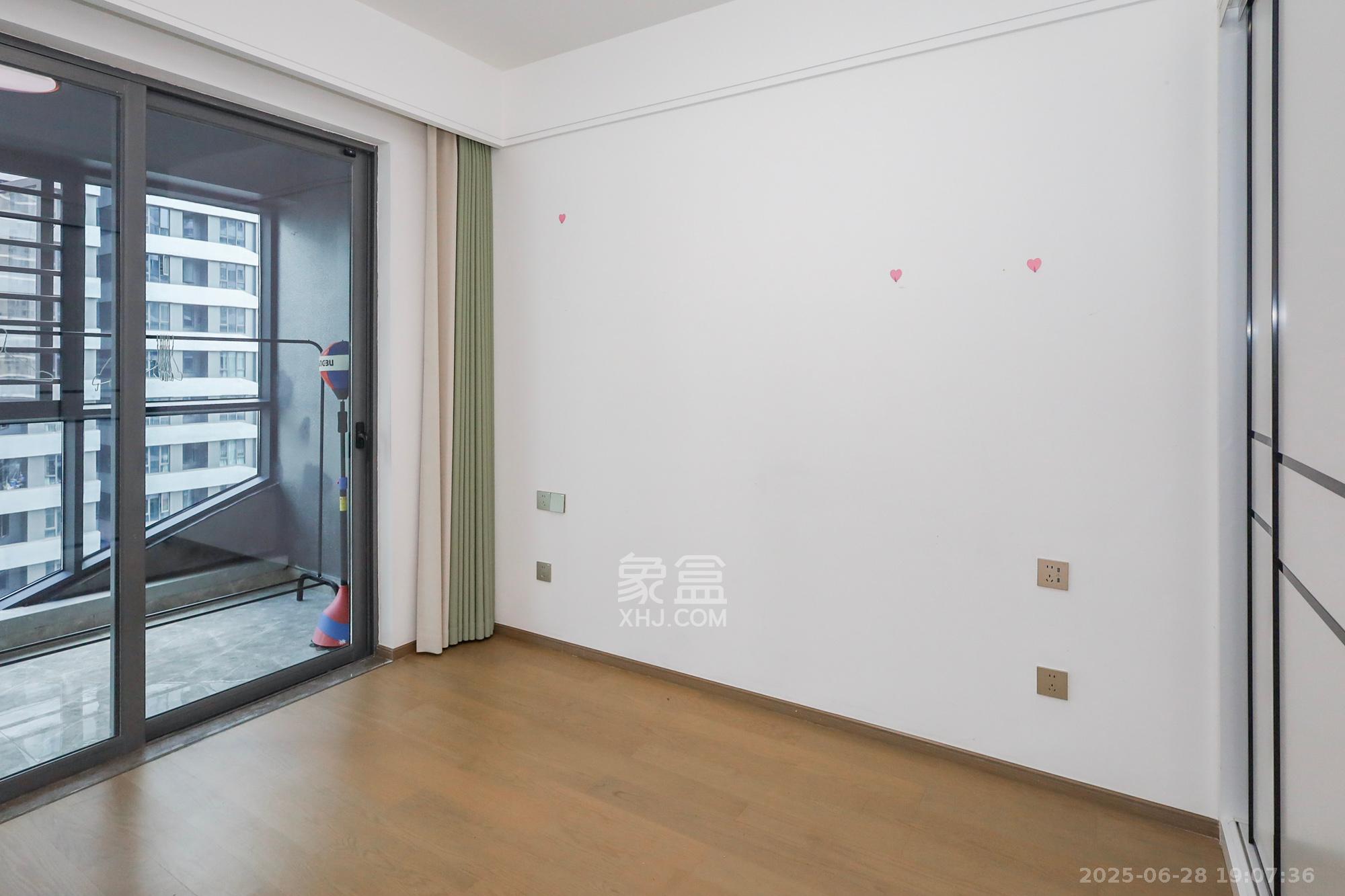 复地滨江金融中心  4室2厅2卫    212.0万 复地滨江金融中心  4室2厅2卫    212.0万卧室