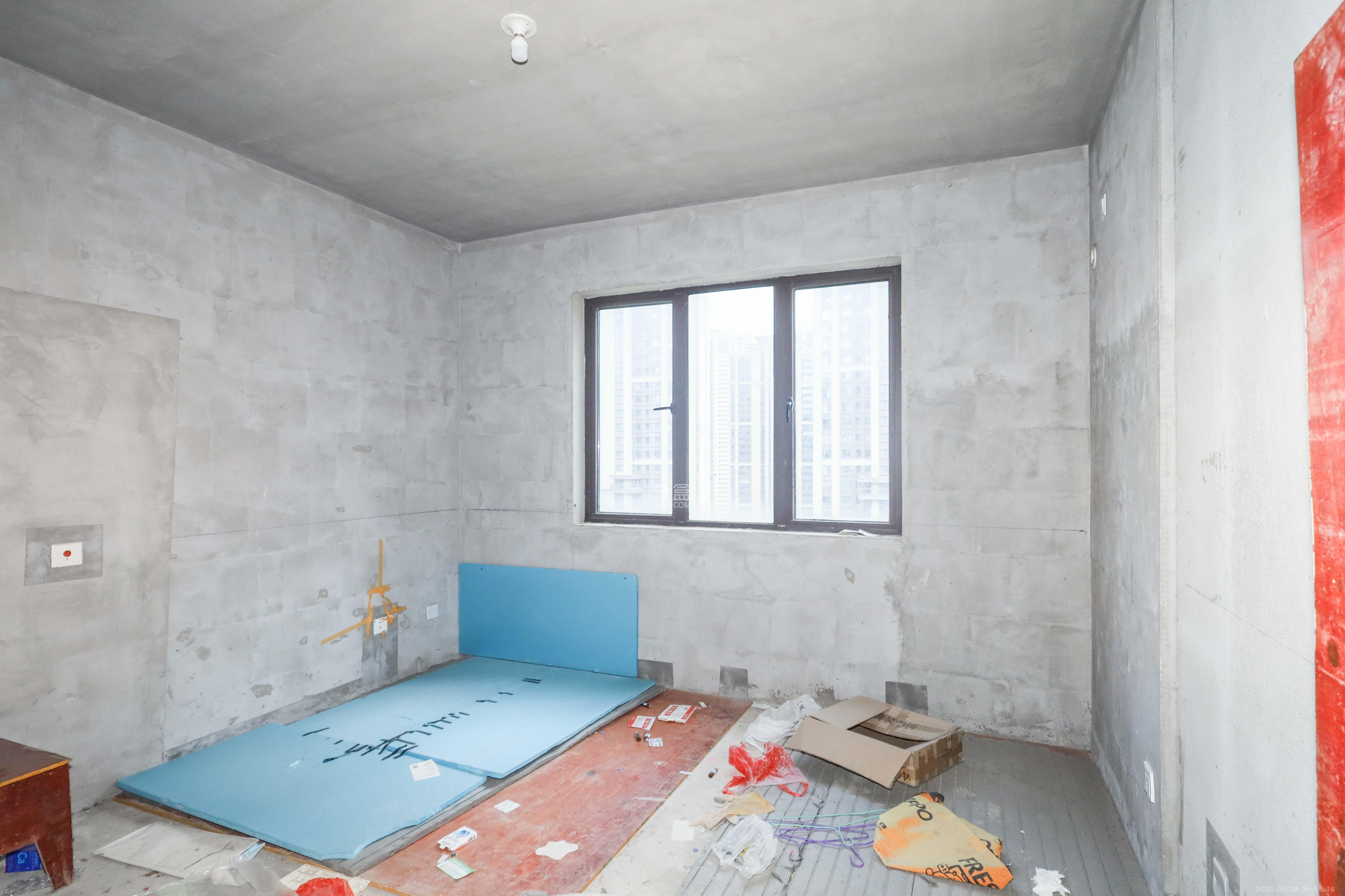 中国铁建梅溪青秀二期  4室2厅2卫   136.00万卧室