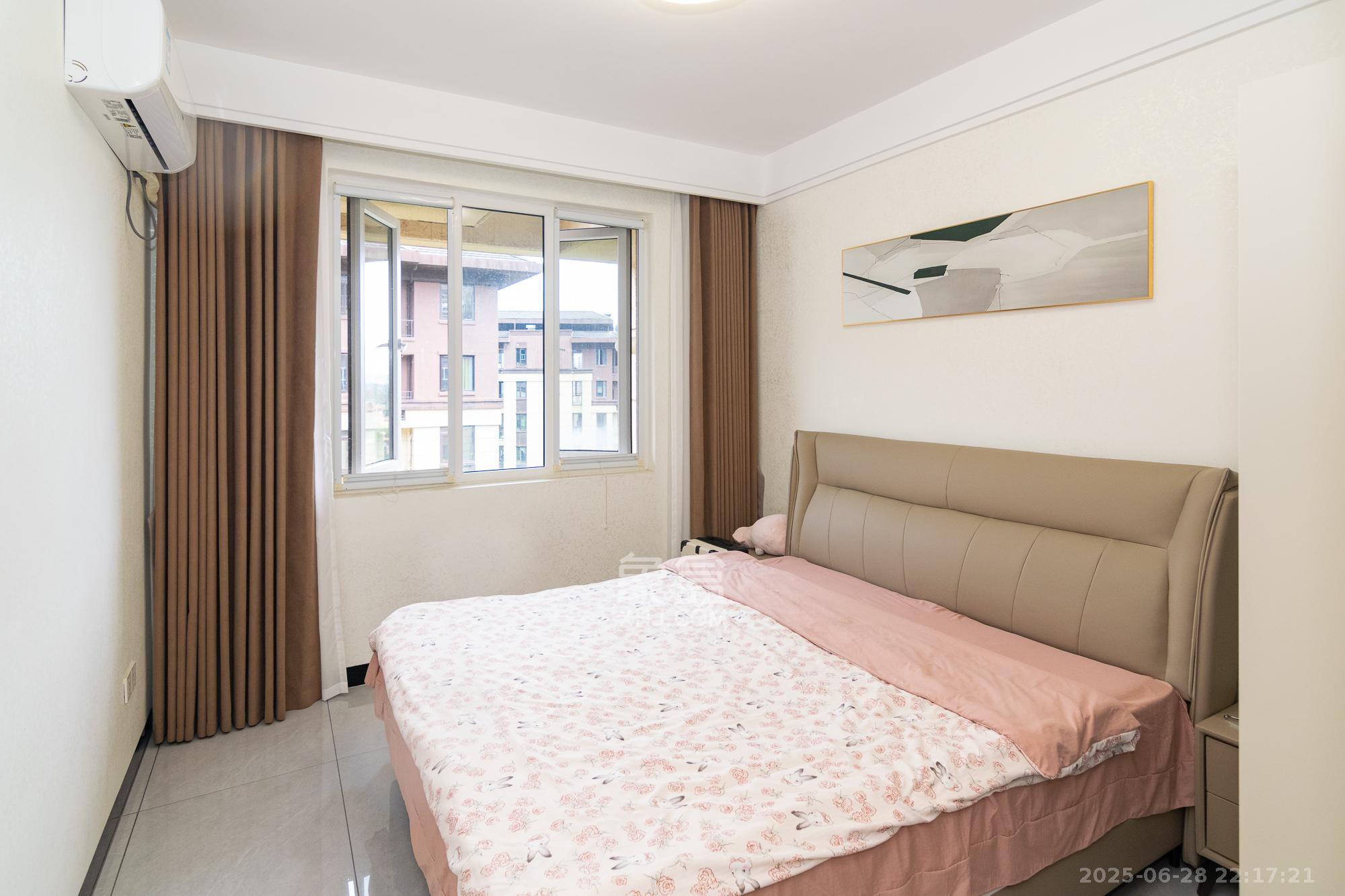 金地三千府(金地湖山樾、金地自在城) 3室2厅2卫 98.0万 金地三千府(金地湖山樾、金地自在城) 3室2厅2卫 98.0万卧室