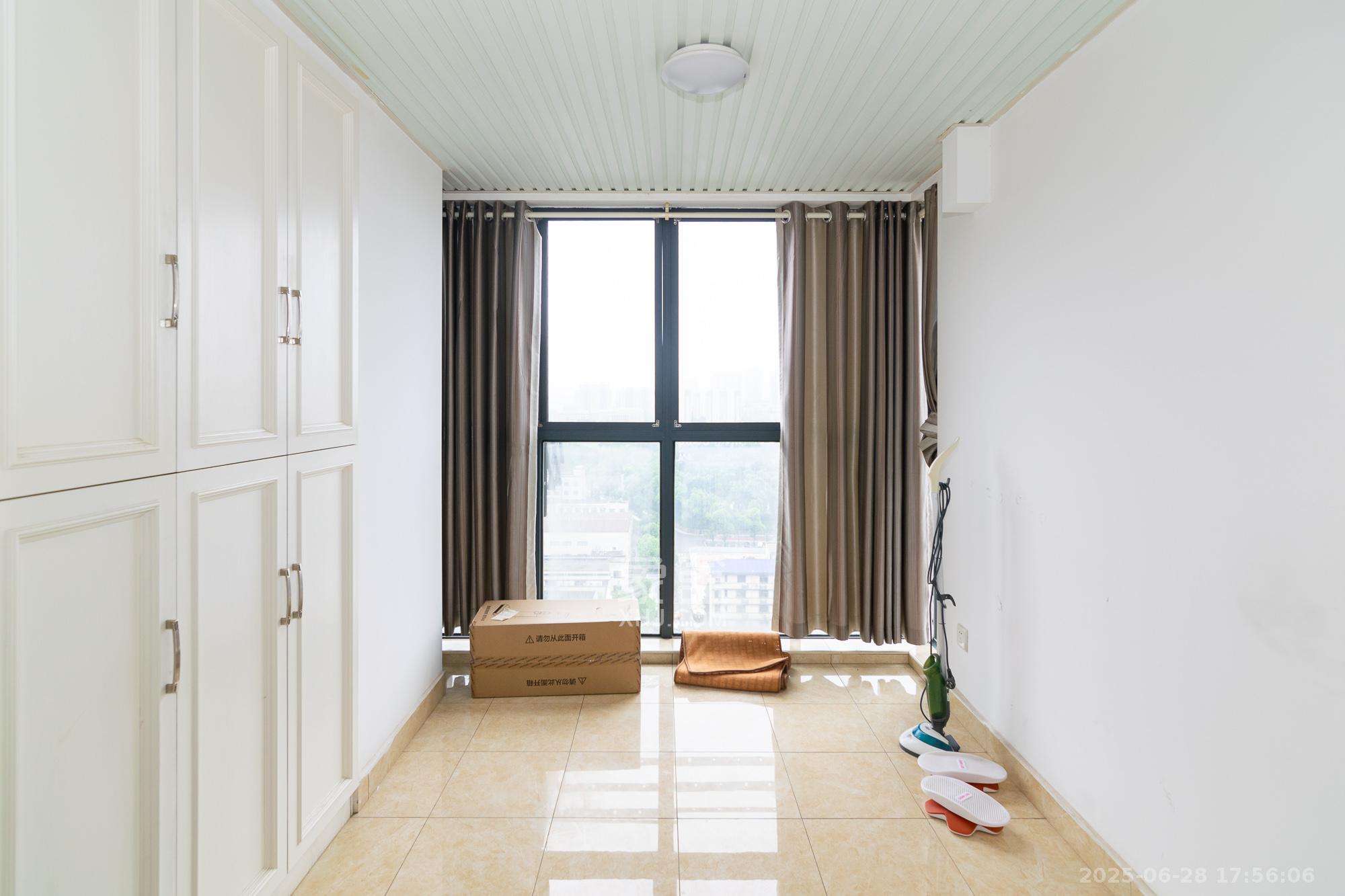 联诚国际城  3室2厅2卫    66.0万 联诚国际城  3室2厅2卫    66.0万阳台