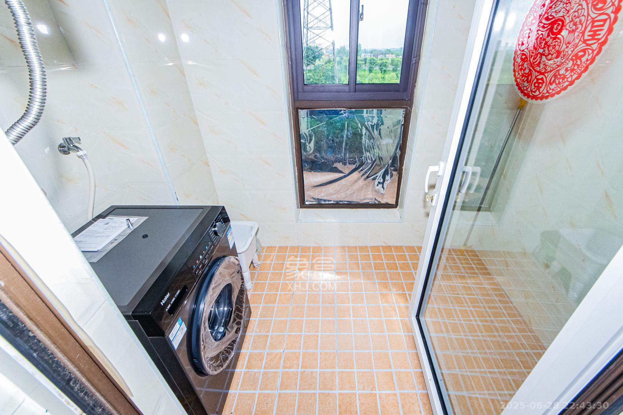 万国城(当代满庭春MOMA)三期 4室2厅3卫 205.0万 万国城(当代满庭春MOMA)三期 4室2厅3卫 205.0万阳台