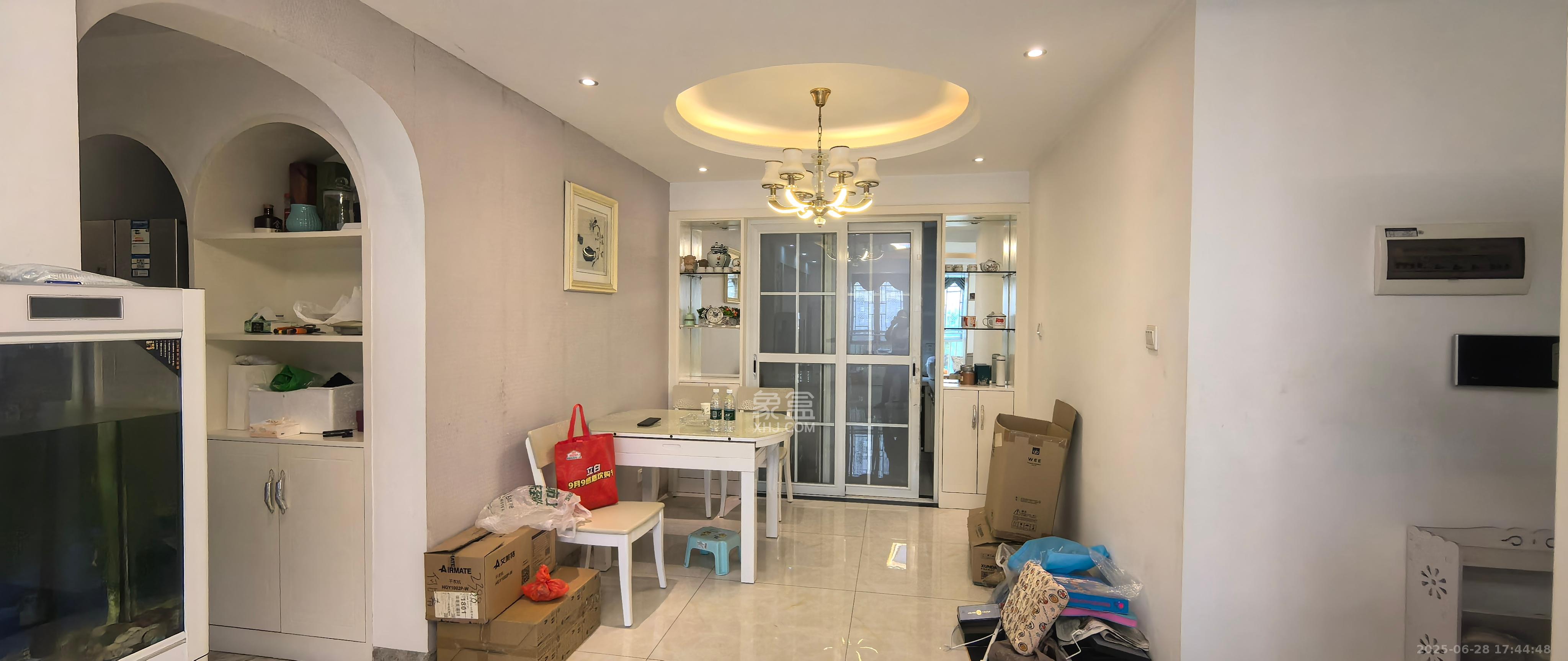 恒广国际景园一二区 3室2厅2卫 2700.0元/月 恒广国际景园一二区 3室2厅2卫 2700.0元/月室内图