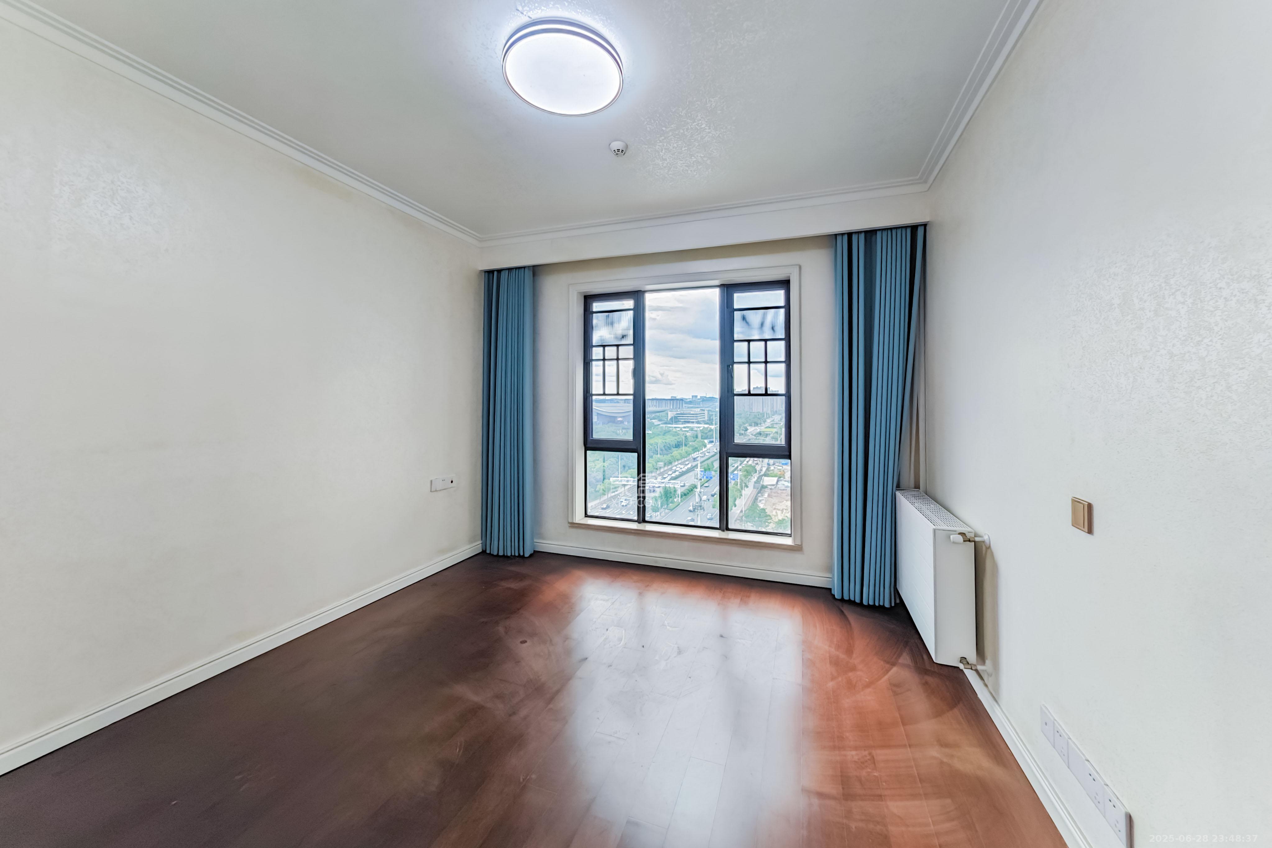 绿地长沙城际空间站(绿地新里佳苑)  5室2厅3卫    299.8万 绿地长沙城际空间站(绿地新里佳苑)  5室2厅3卫    299.8万卧室