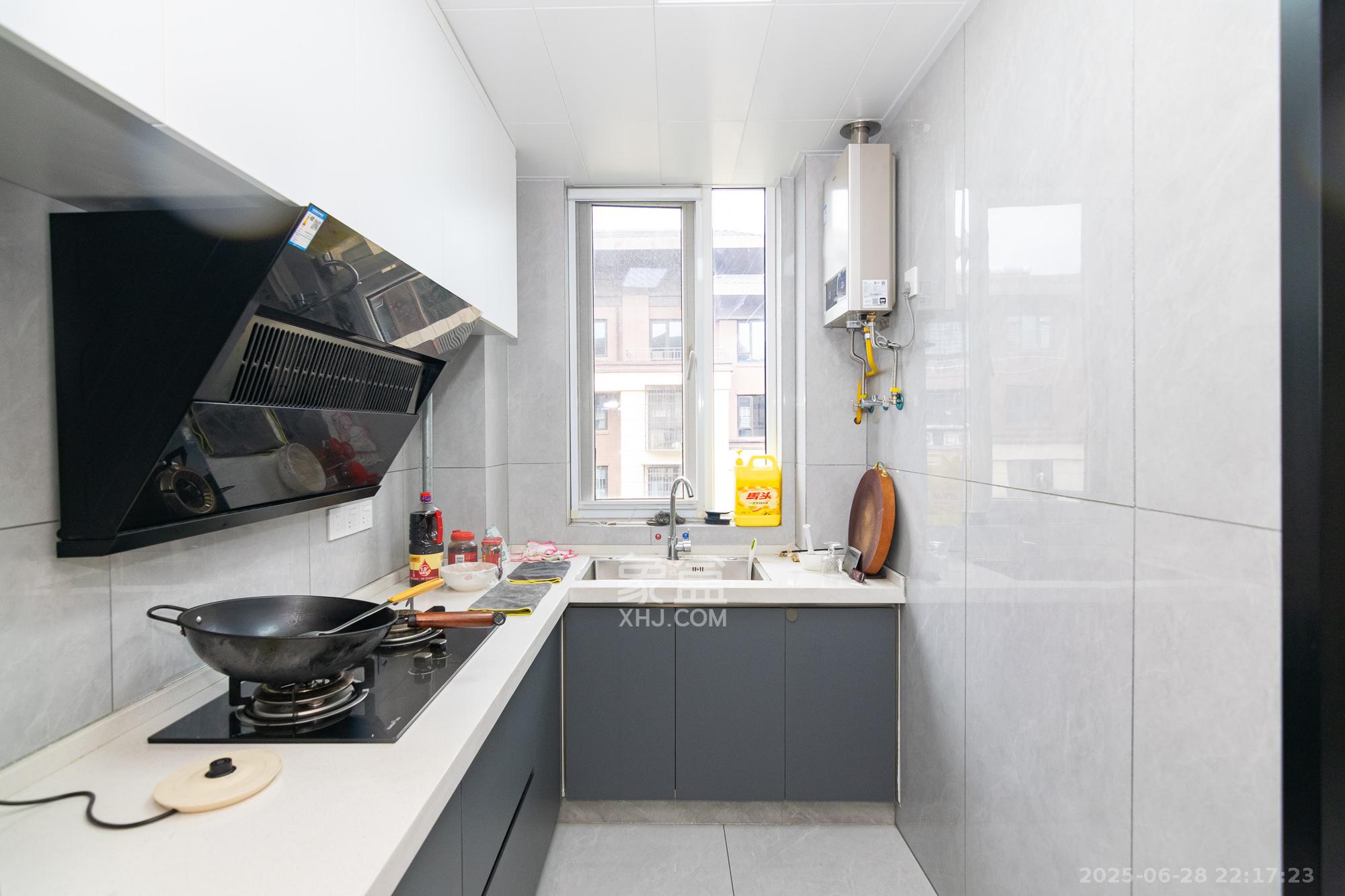 金地三千府(金地湖山樾、金地自在城) 3室2厅2卫 98.0万 金地三千府(金地湖山樾、金地自在城) 3室2厅2卫 98.0万厨房