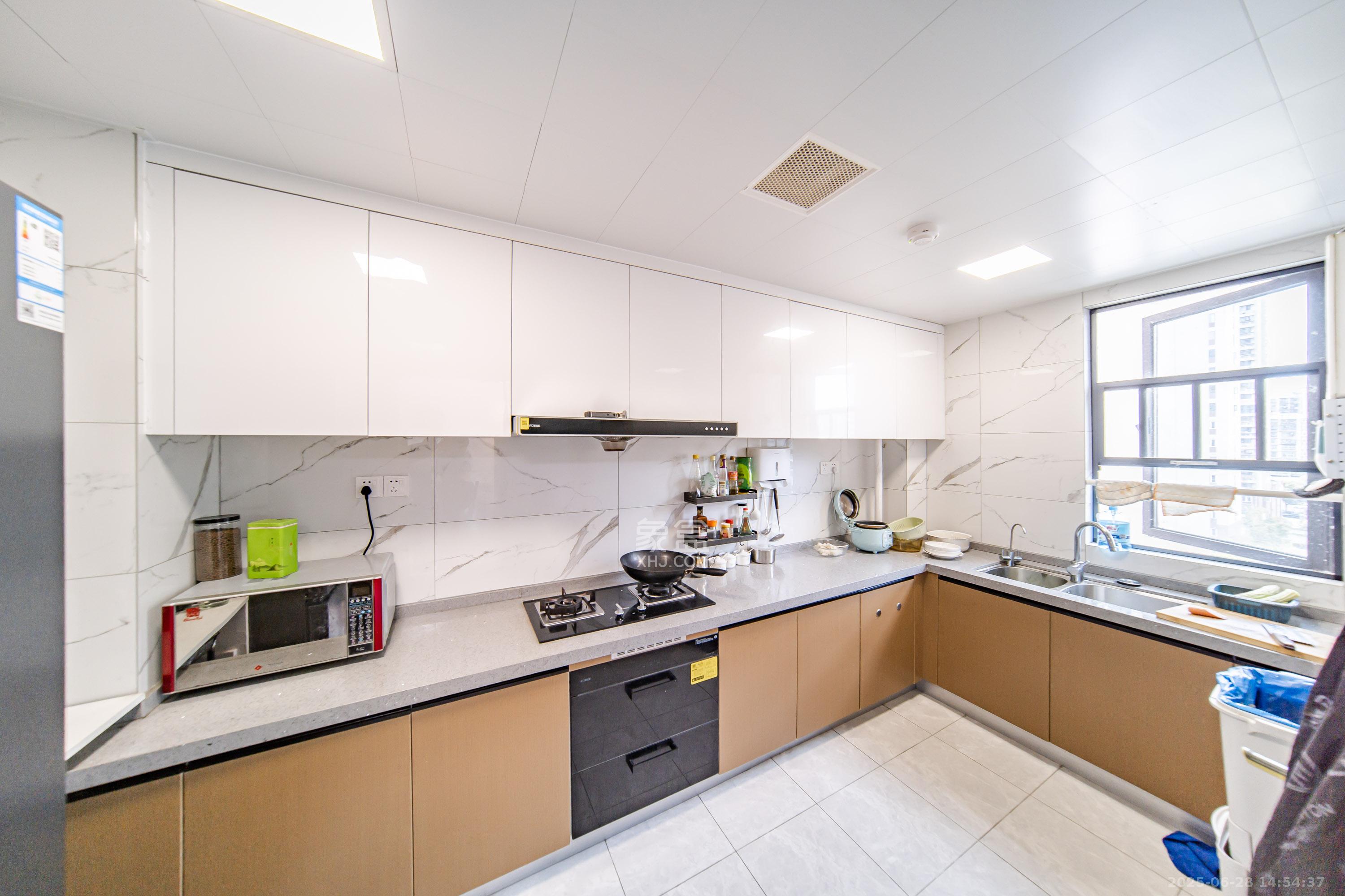 城发恒伟星雅韵(恒伟星辉苑)  4室2厅2卫    208.0万 城发恒伟星雅韵(恒伟星辉苑)  4室2厅2卫    208.0万厨房