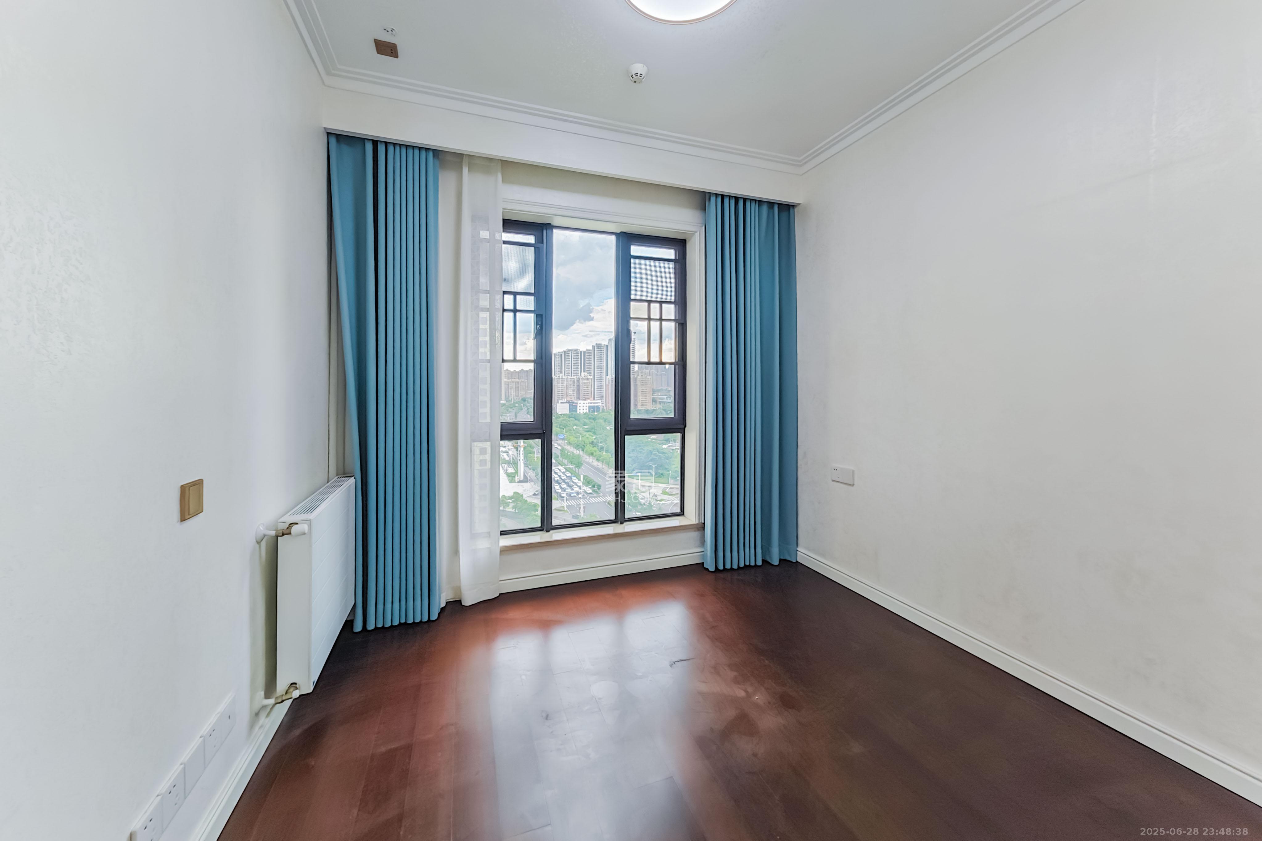 绿地长沙城际空间站(绿地新里佳苑)  5室2厅3卫    299.8万 绿地长沙城际空间站(绿地新里佳苑)  5室2厅3卫    299.8万卧室