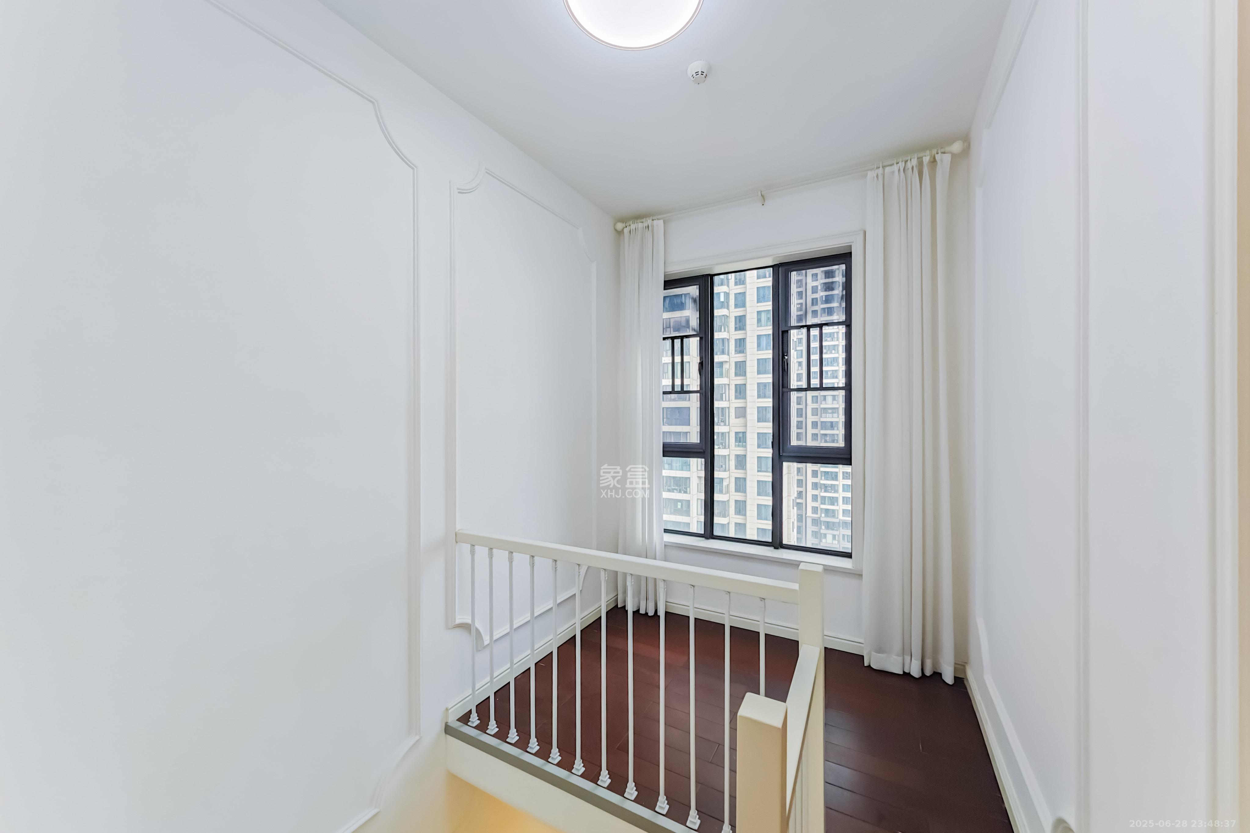 绿地长沙城际空间站(绿地新里佳苑)  5室2厅3卫    299.8万 绿地长沙城际空间站(绿地新里佳苑)  5室2厅3卫    299.8万卧室