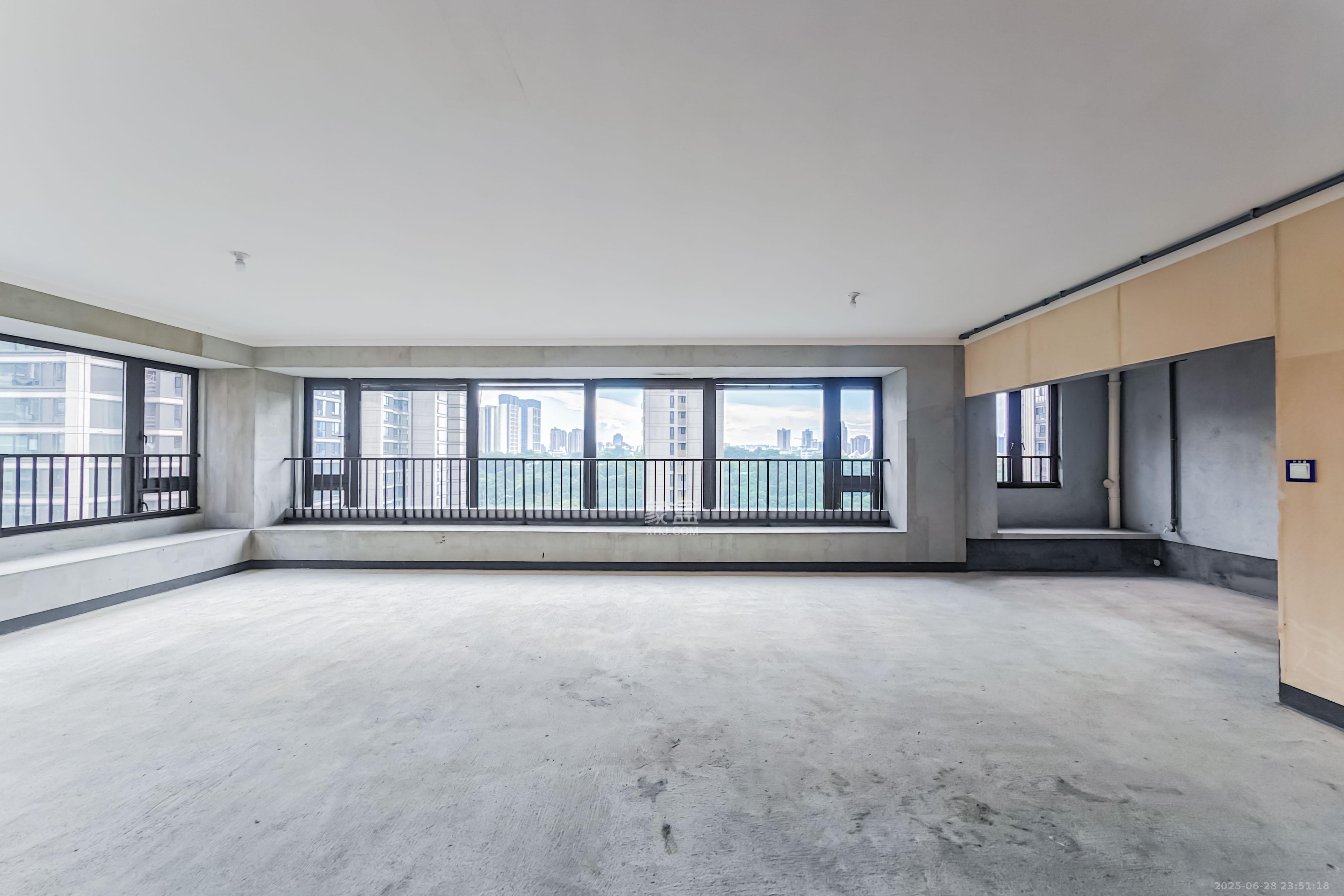 建发玖洲观澜  5室2厅2卫   266.00万客厅