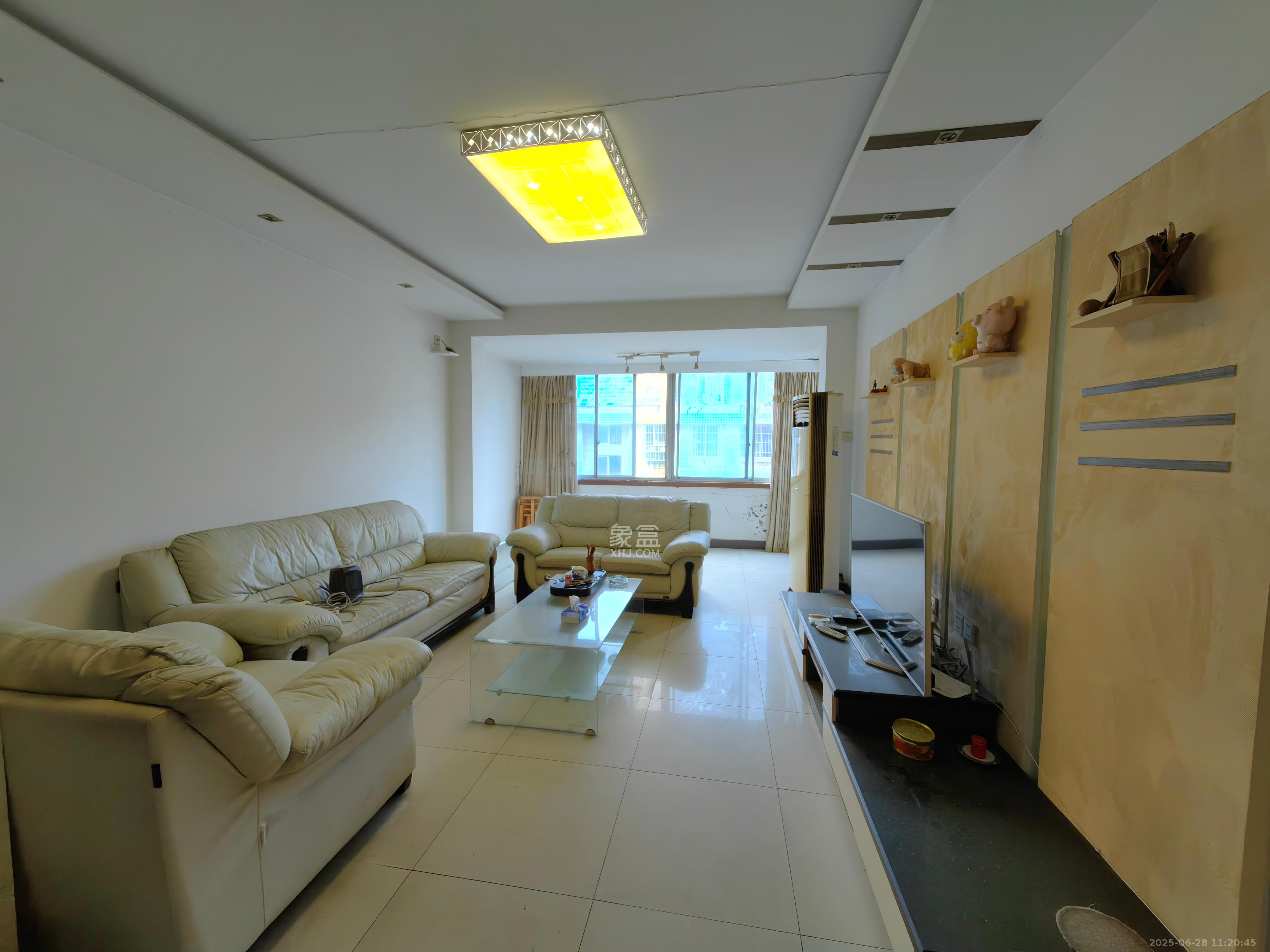 翡翠林居  3室2厅2卫    2000.0元/月 翡翠林居  3室2厅2卫    2000.0元/月