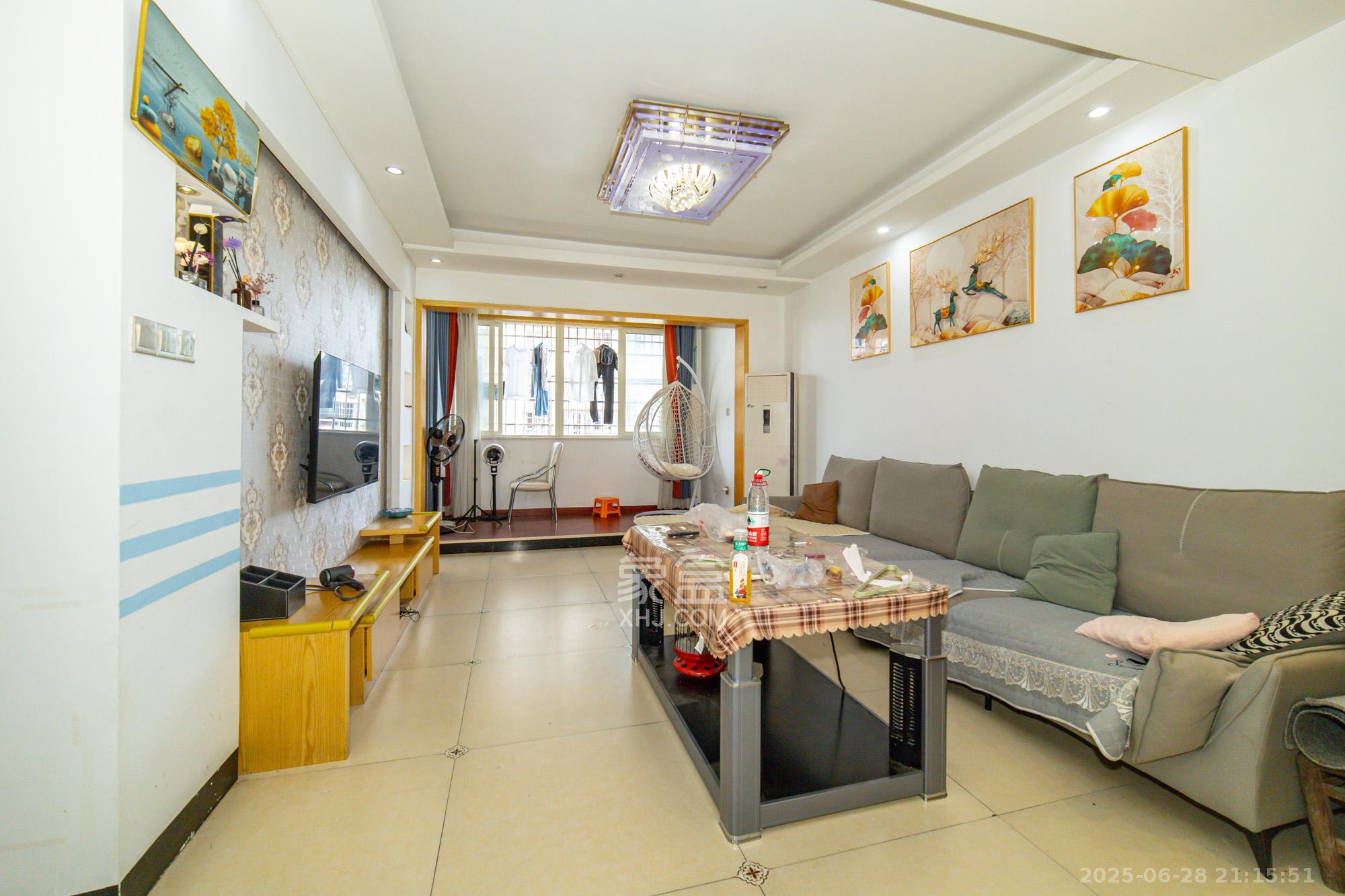 楚天中苑  3室2厅2卫    56.0万客厅