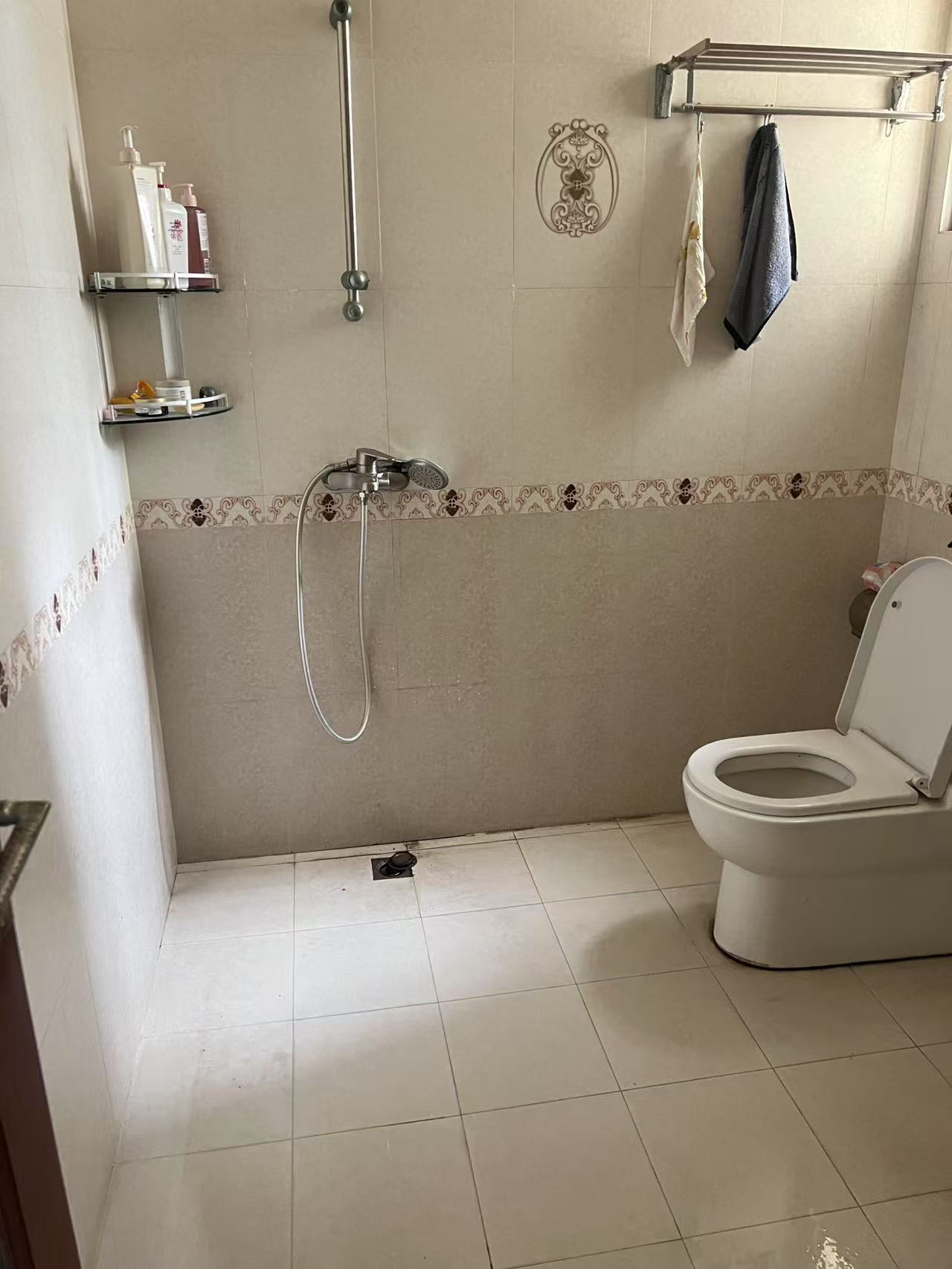 华荣府 4室2厅2卫 2900.0元/月 华荣府 4室2厅2卫 2900.0元/月室内图