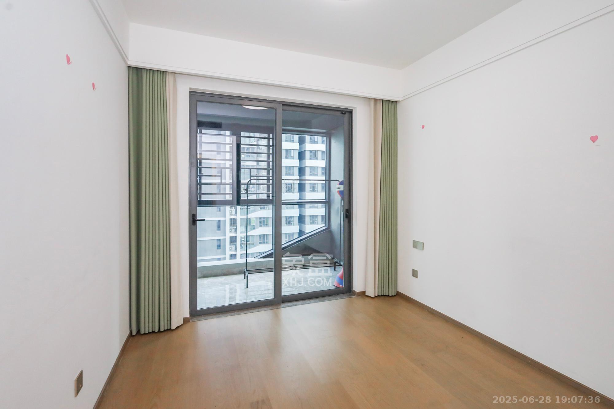 复地滨江金融中心  4室2厅2卫    212.0万 复地滨江金融中心  4室2厅2卫    212.0万卧室