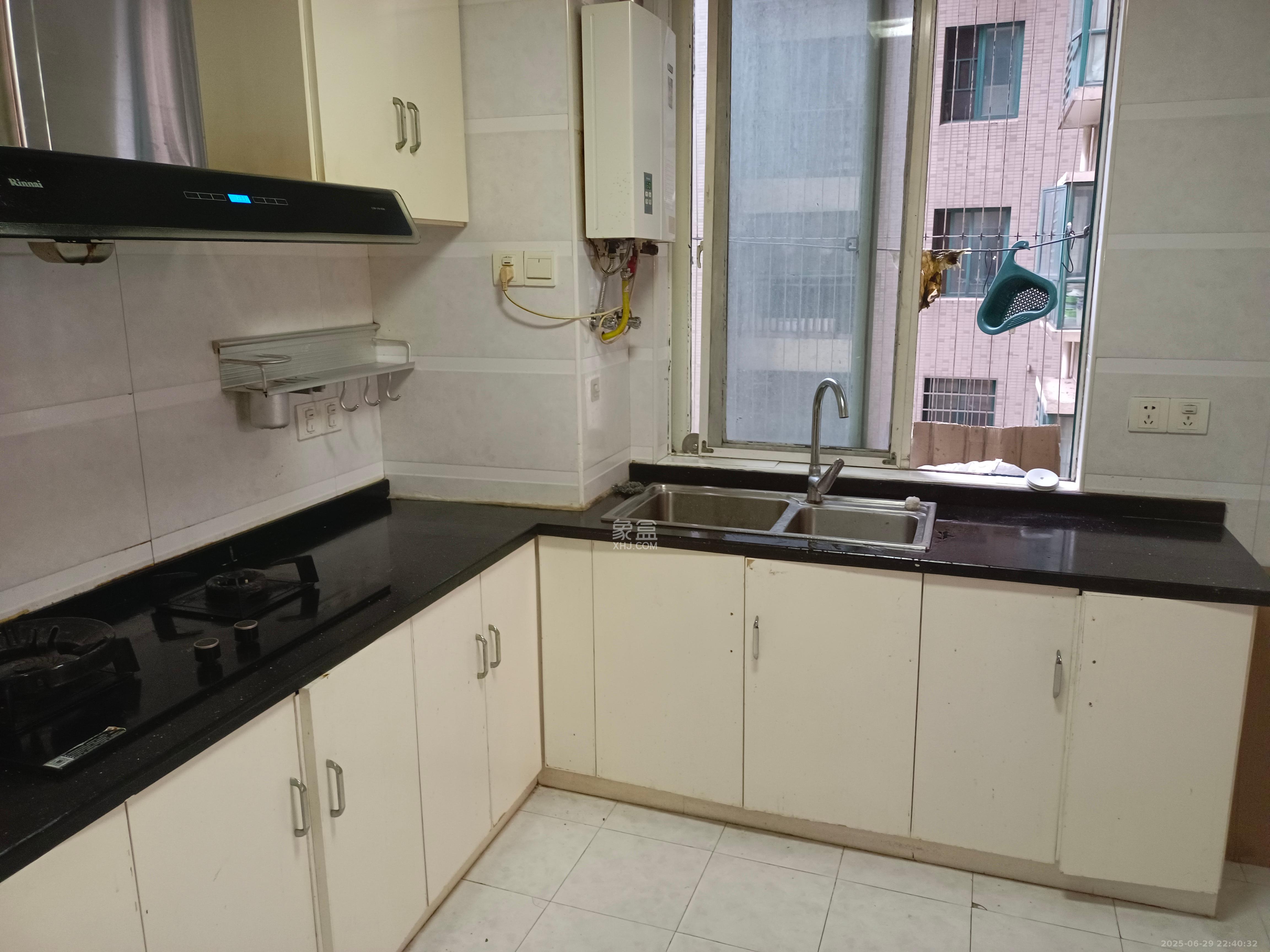西湖丽景  3室2厅2卫   2900.00元/月室内图