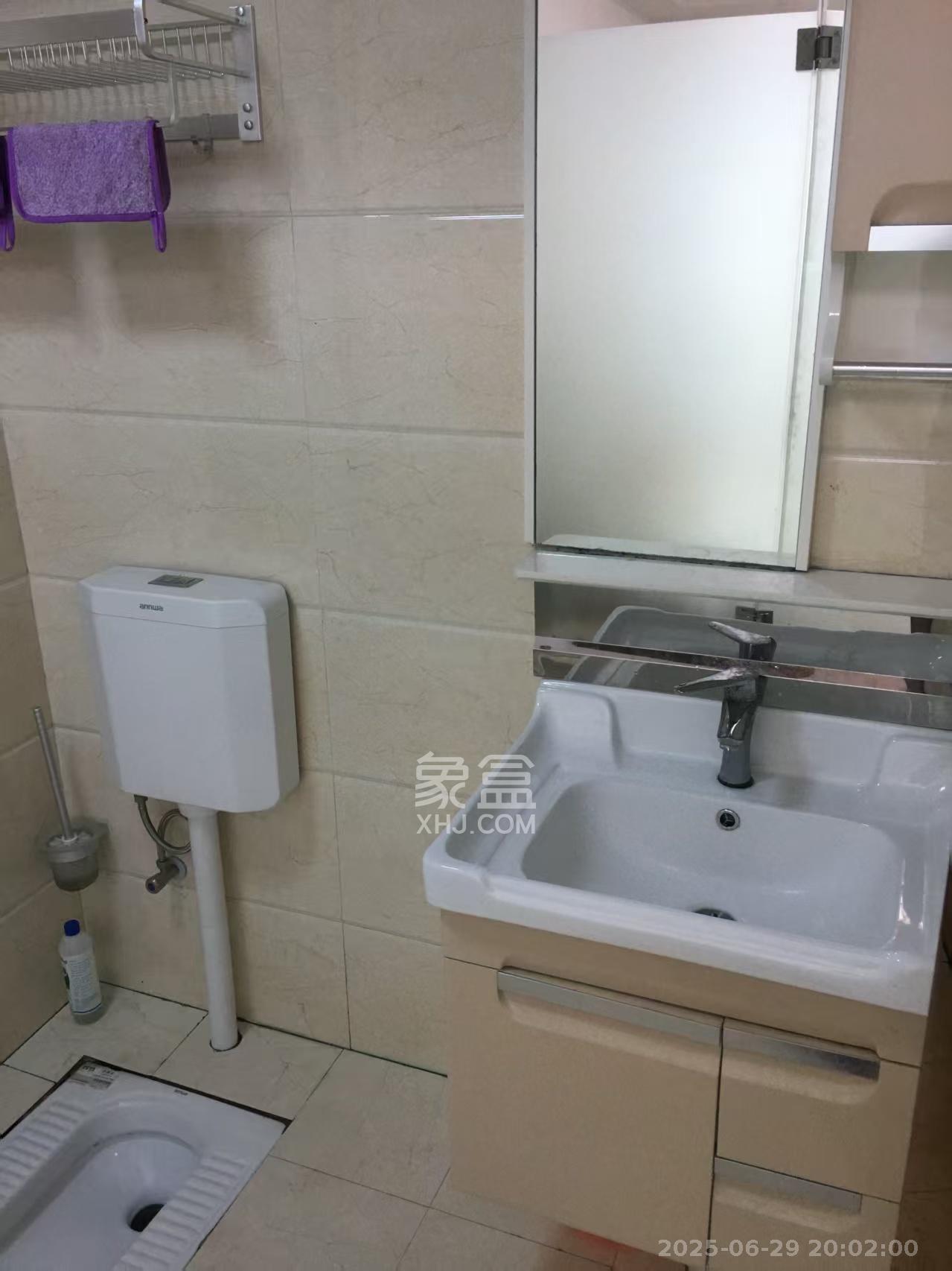 和隆花半里  1室1厅1卫    1600.0元/月 和隆花半里  1室1厅1卫    1600.0元/月室内图