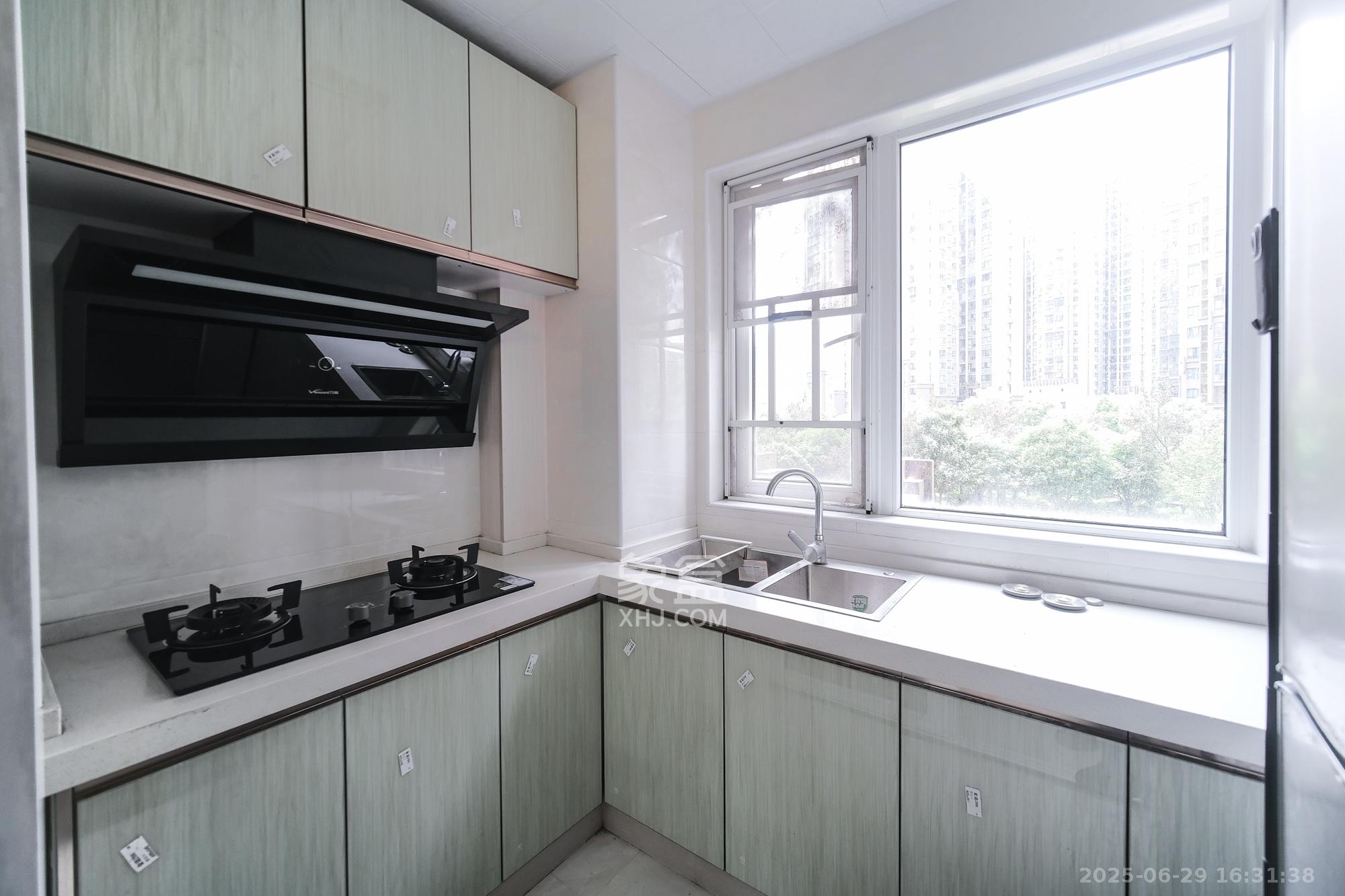 荣盛花语城  3室2厅1卫    52.0万 荣盛花语城  3室2厅1卫    52.0万厨房