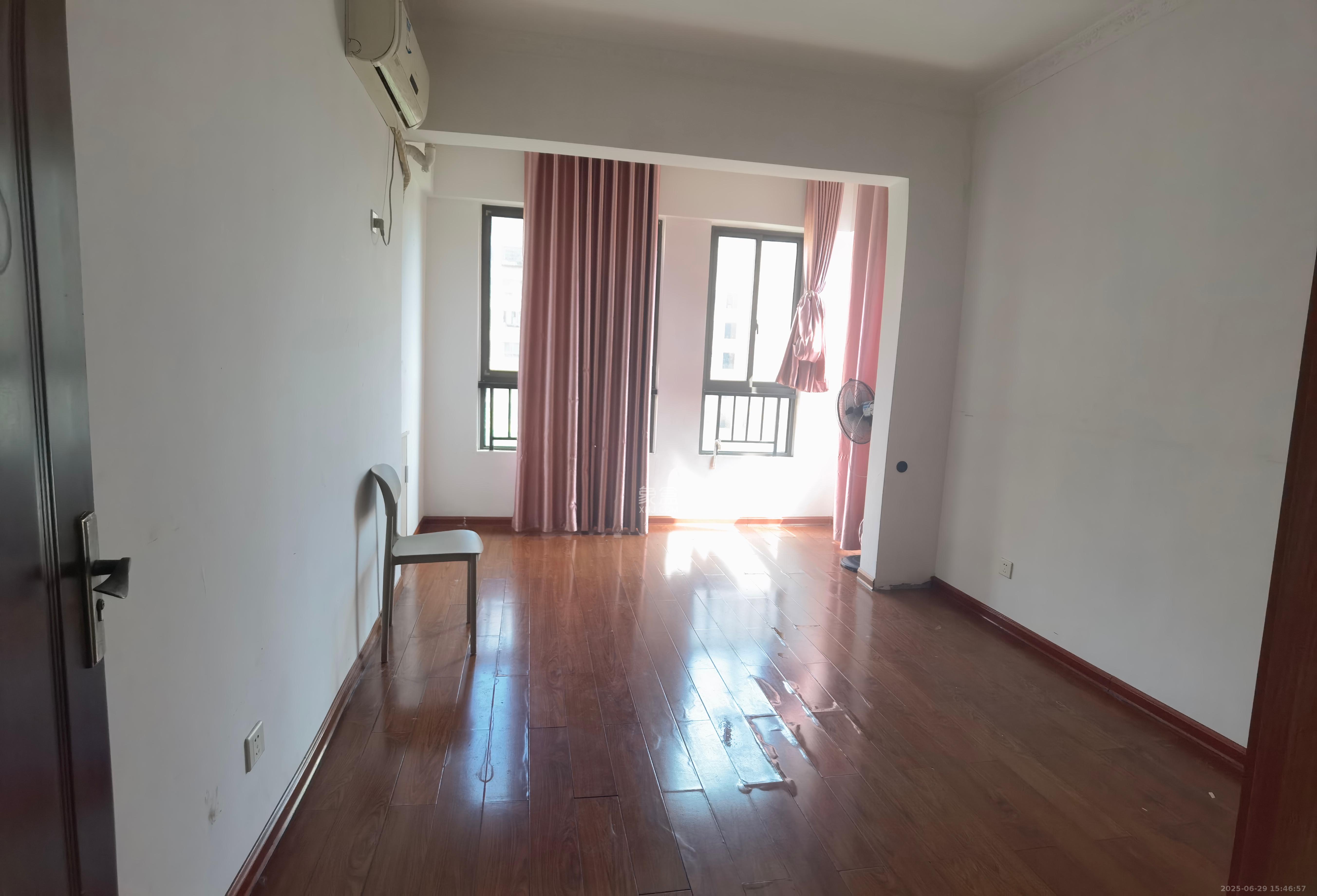 中信凯旋蓝岸(中信新城三期)  3室2厅1卫    1800.0元/月 中信凯旋蓝岸(中信新城三期)  3室2厅1卫    1800.0元/月室内图