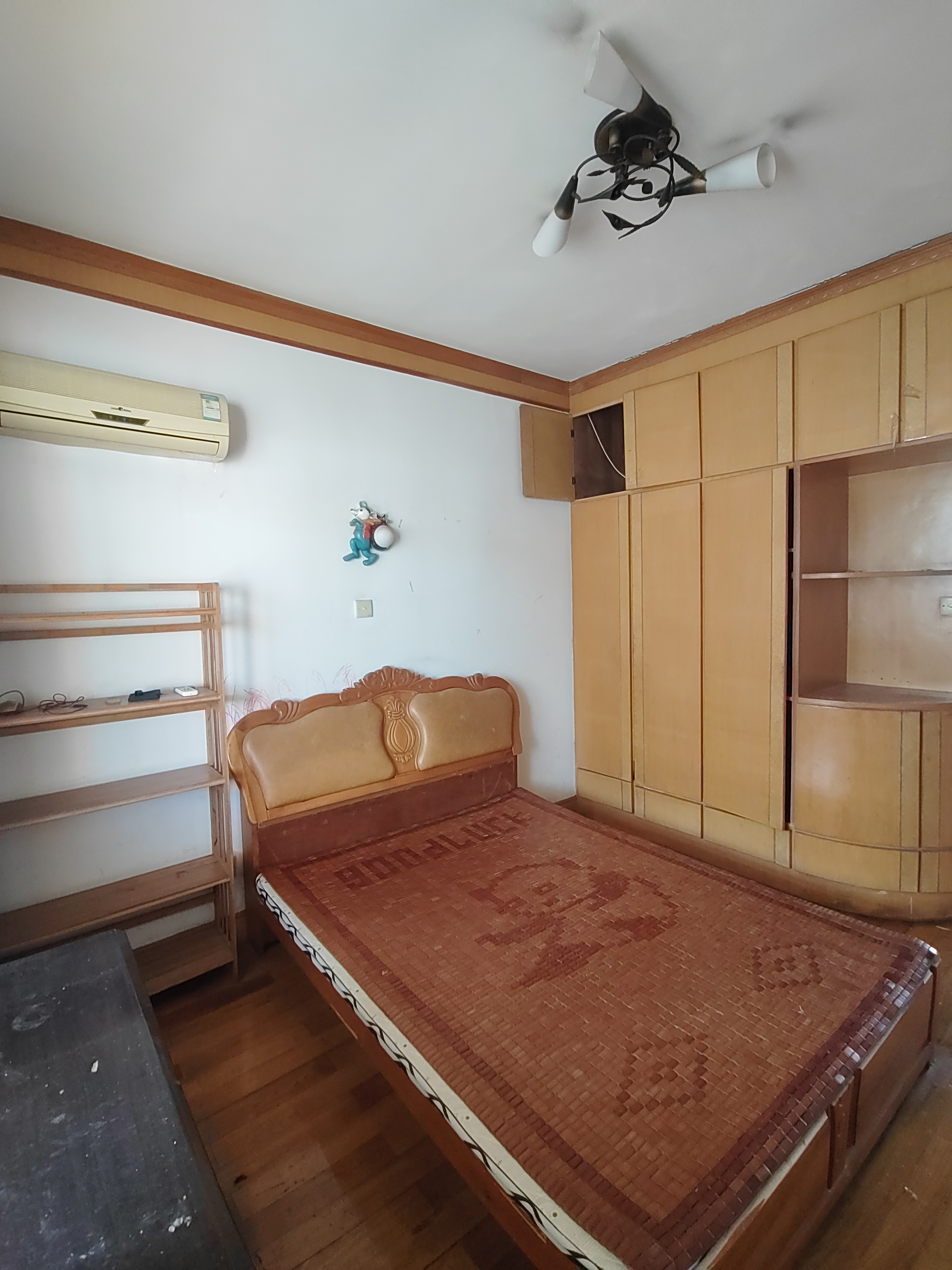 中级人民法院  2室1厅1卫    900.0元/月室内图