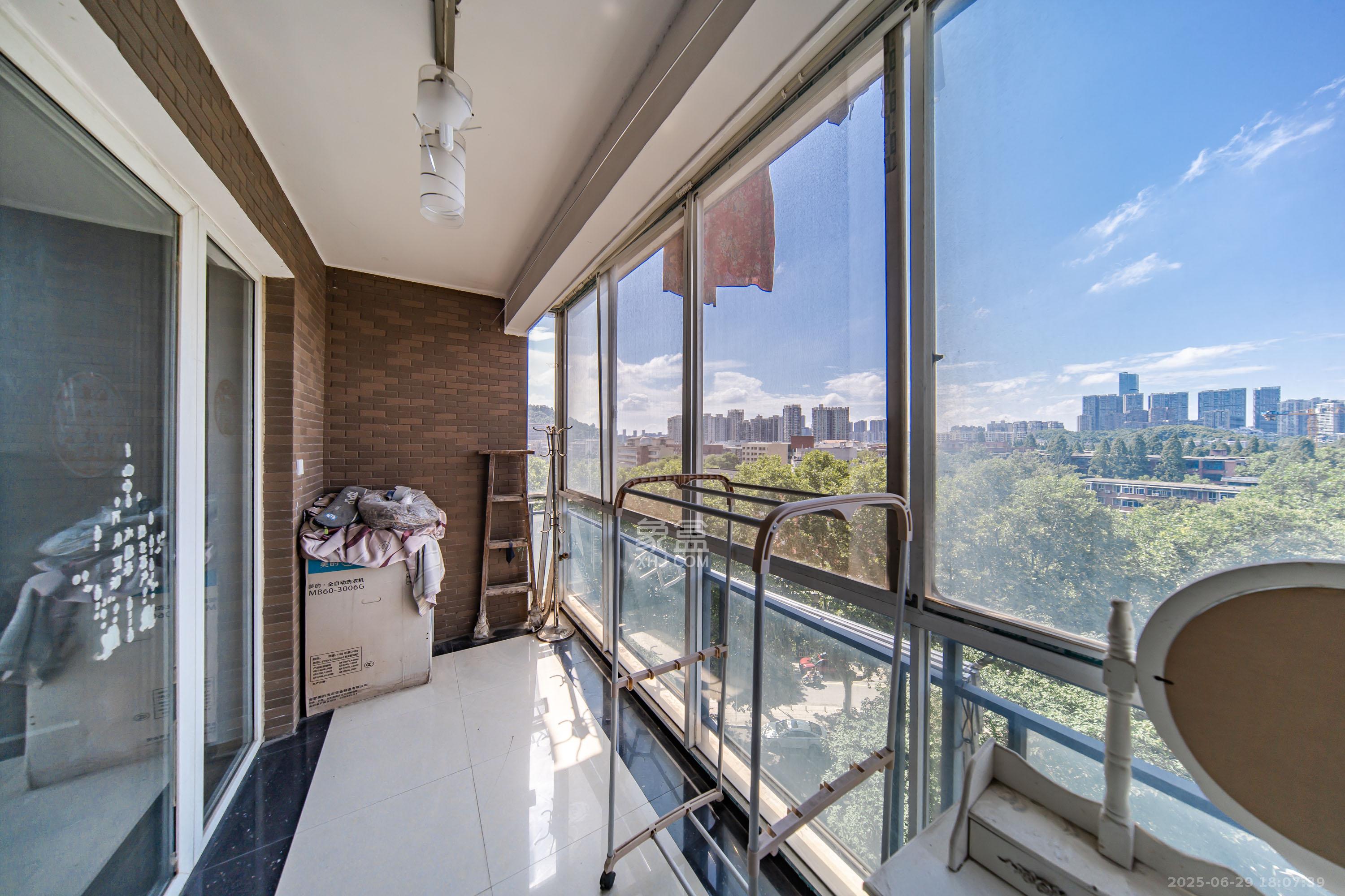 岳麓现代城 3室2厅2卫 190.0万 岳麓现代城 3室2厅2卫 190.0万阳台