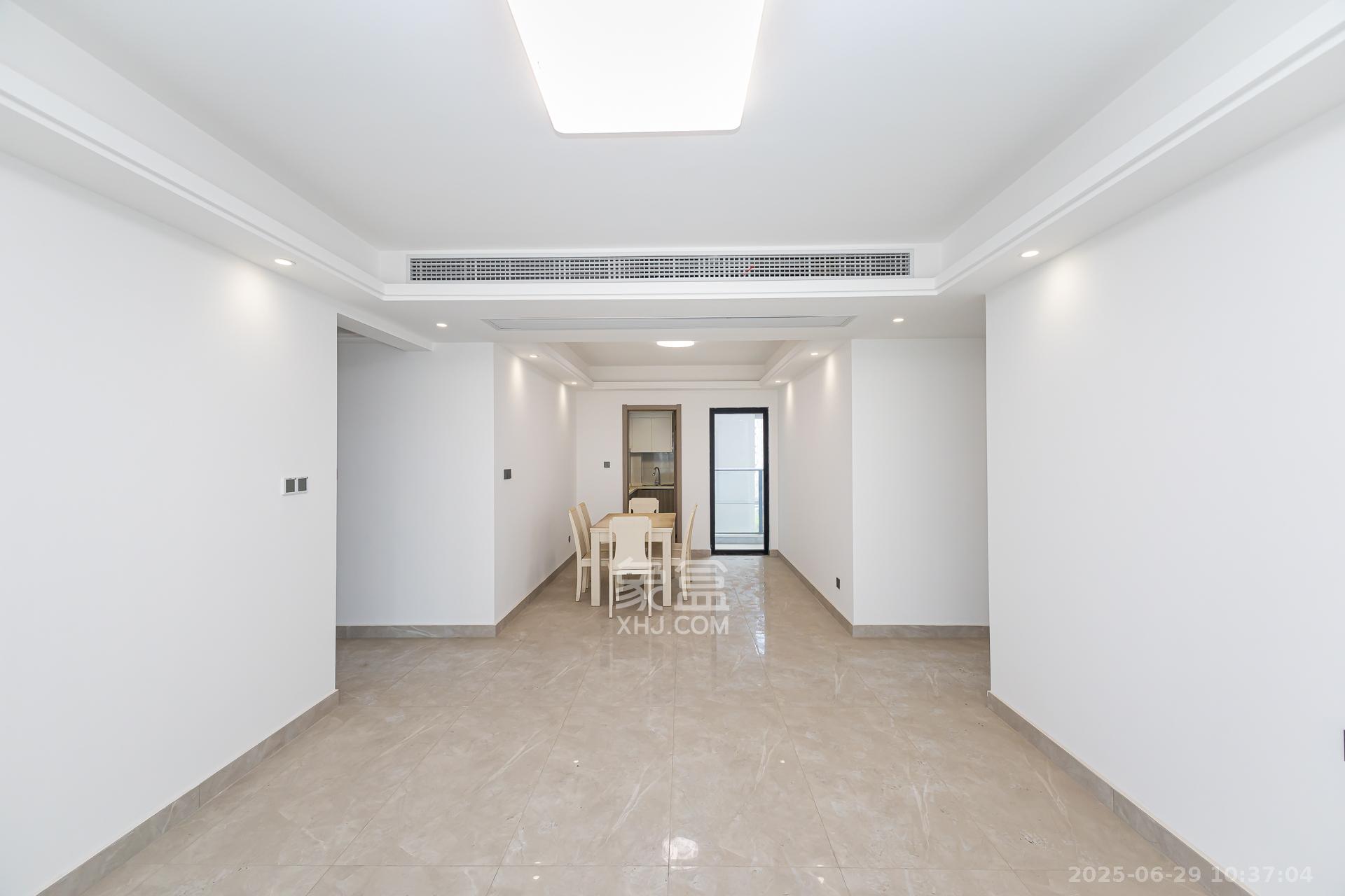 金富湘江悦城 4室2厅2卫 140.0万 金富湘江悦城 4室2厅2卫 140.0万客厅