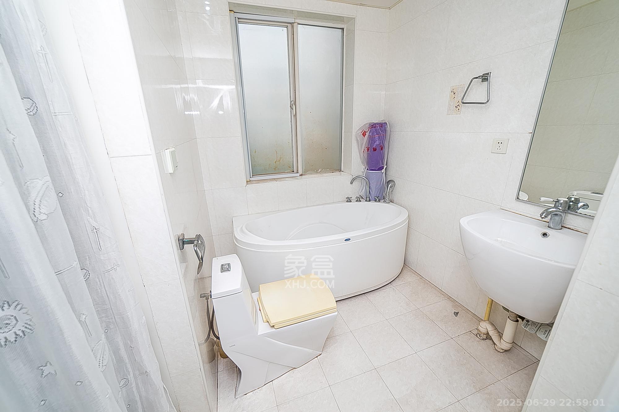 天鸿天府(天鸿中央大院)  3室2厅2卫    95.0万 天鸿天府(天鸿中央大院)  3室2厅2卫    95.0万卫生间