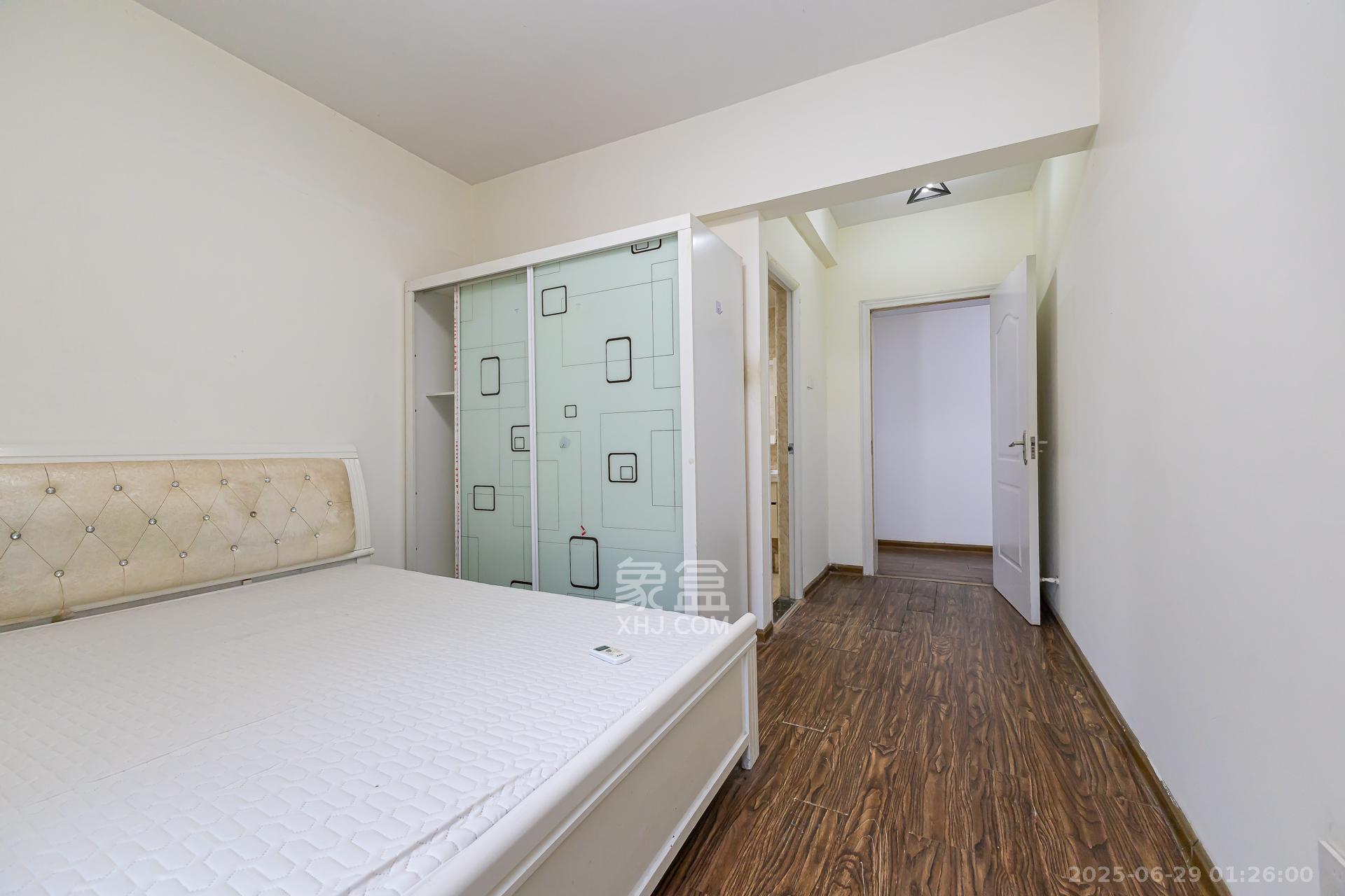 星月绿洲 4室2厅2卫 87.0万 星月绿洲 4室2厅2卫 87.0万卧室