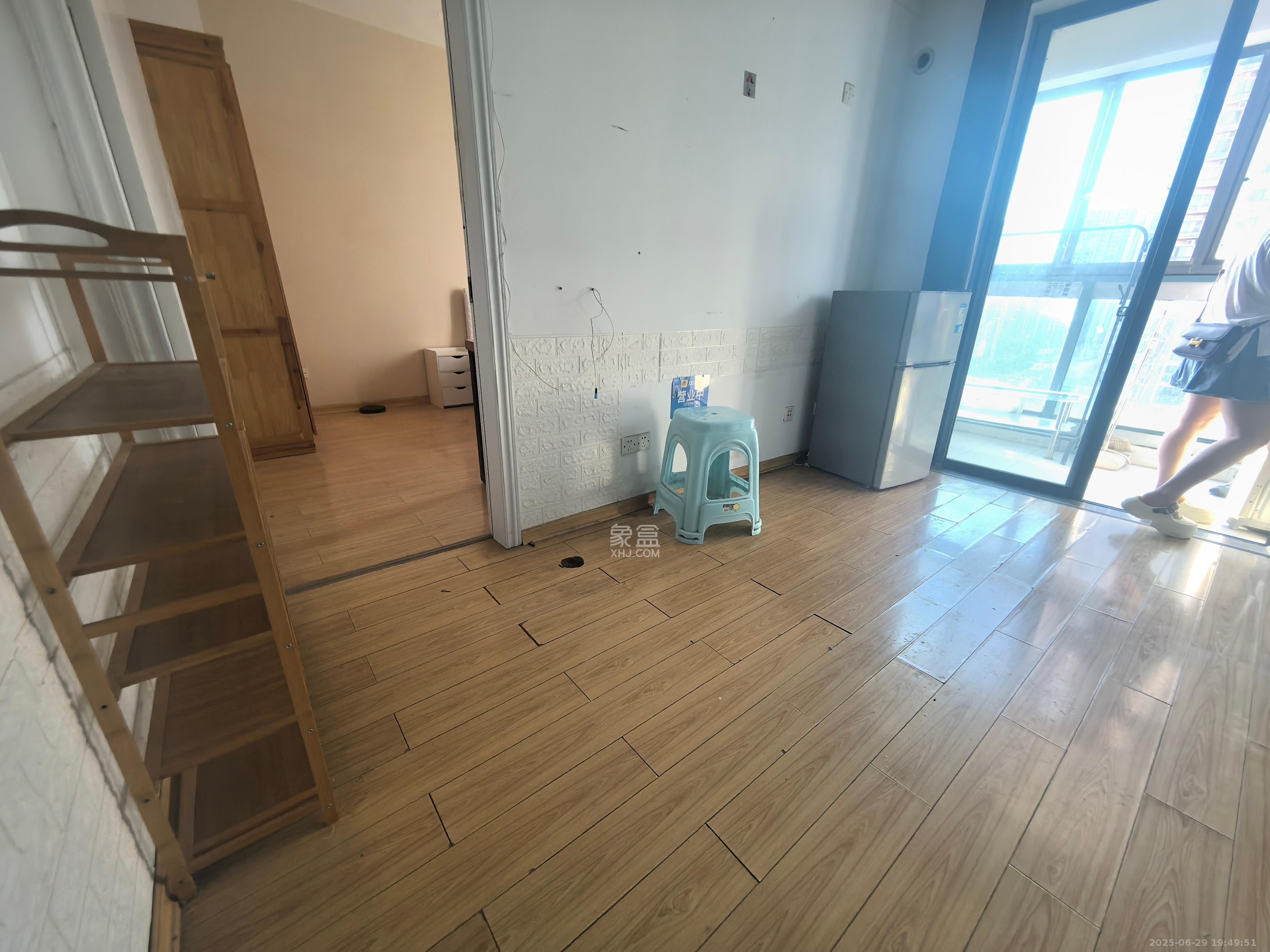 标志浪漫满屋（枫景公寓）  1室1厅1卫   1500.00元/月室内图1