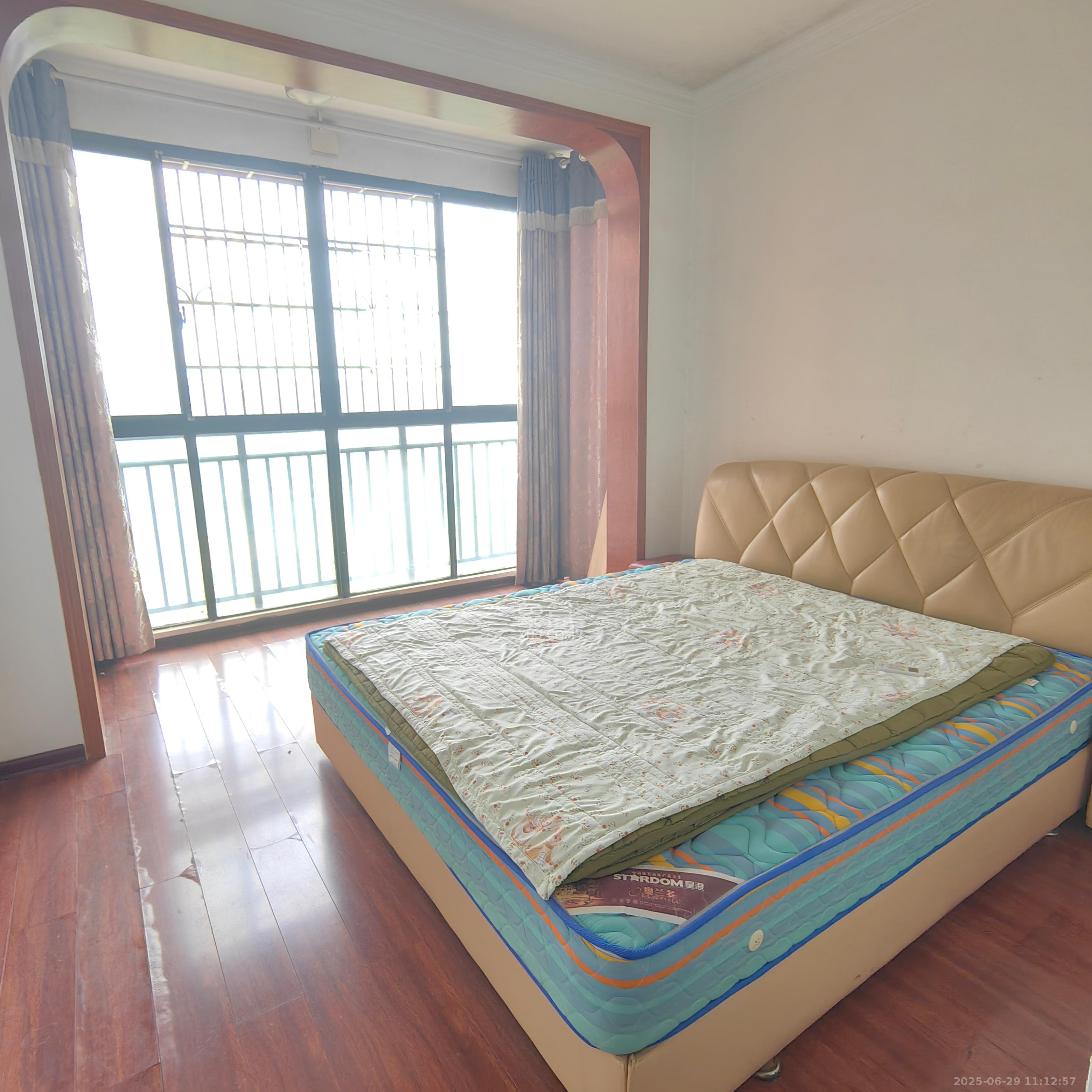 银盘鑫城  4室2厅2卫    1600.0元/月 银盘鑫城  4室2厅2卫    1600.0元/月室内图