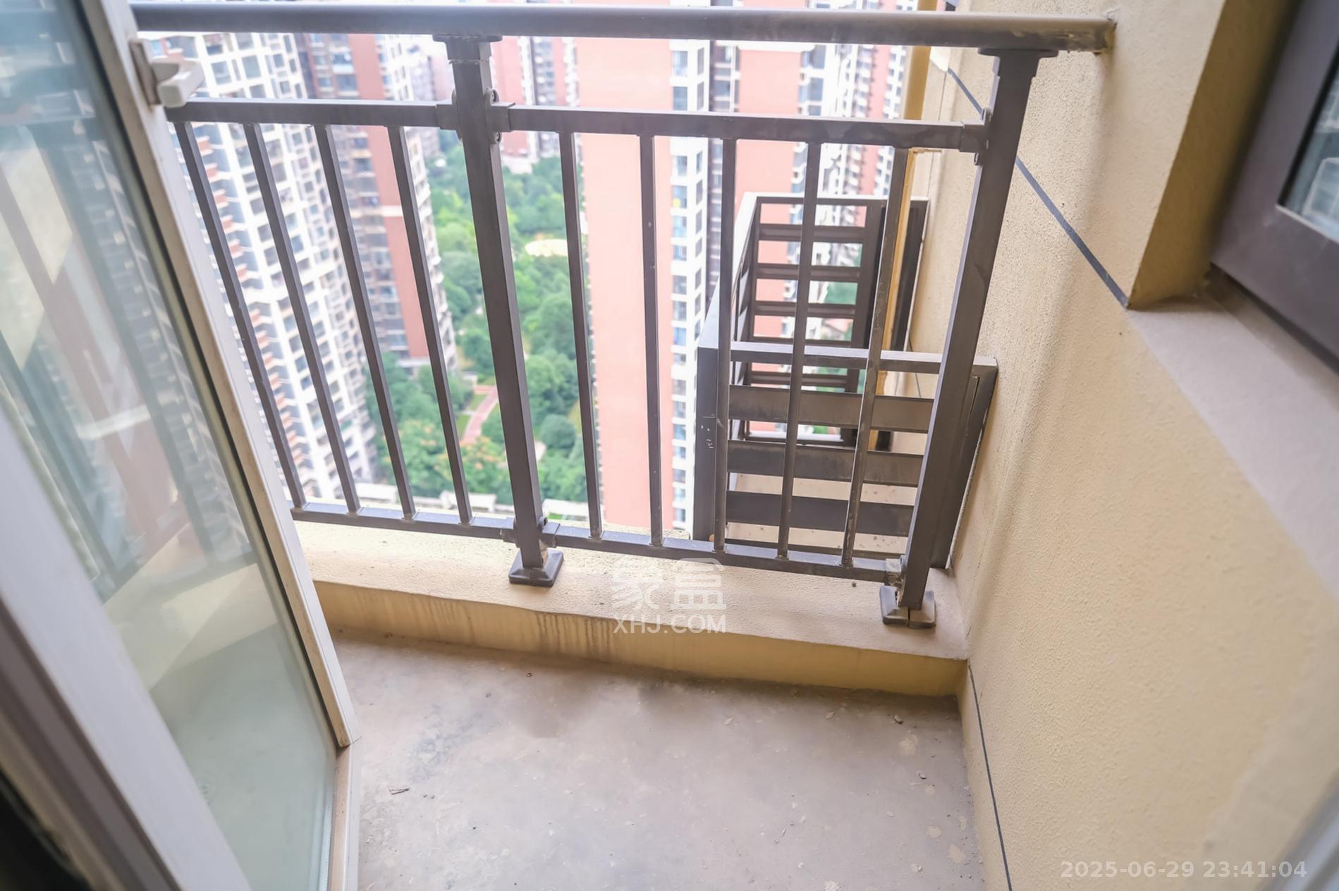 保利香槟国际  3室2厅1卫    70.0万阳台