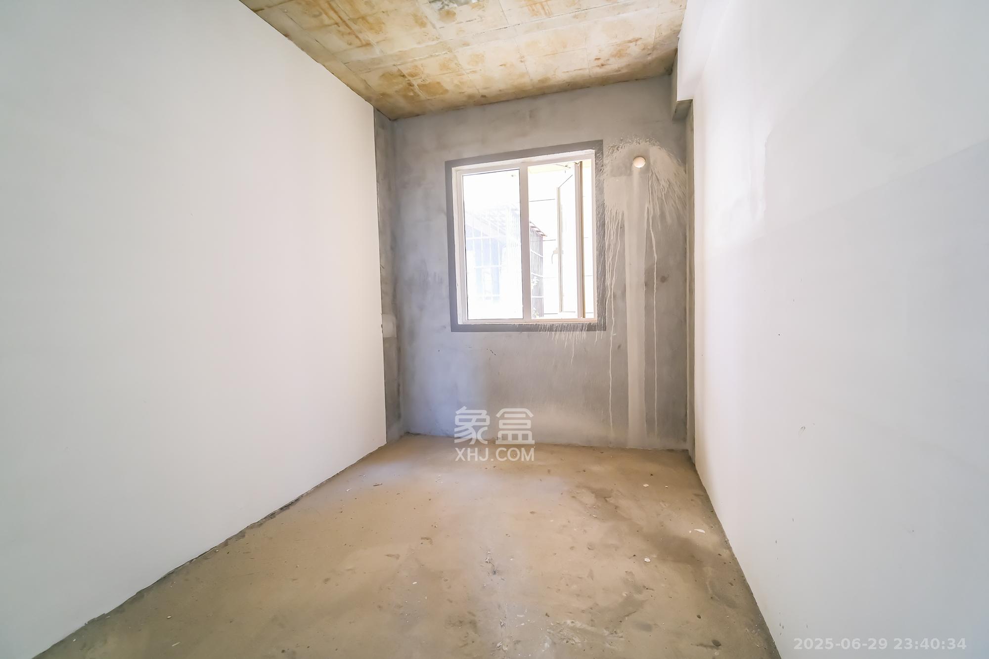 保利香槟国际  4室2厅2卫    105.0万卧室