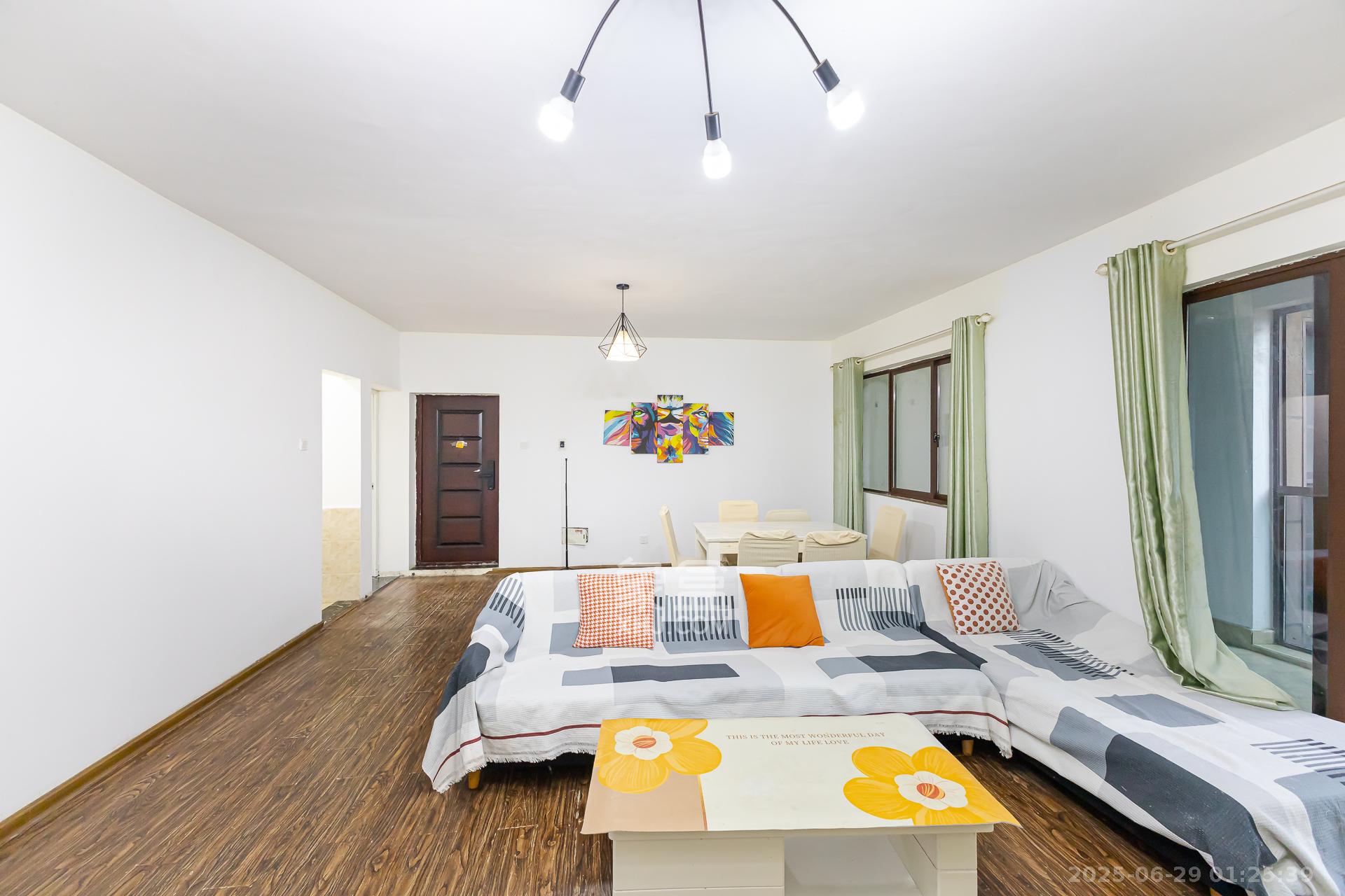 星月绿洲 4室2厅2卫 87.0万 星月绿洲 4室2厅2卫 87.0万客厅