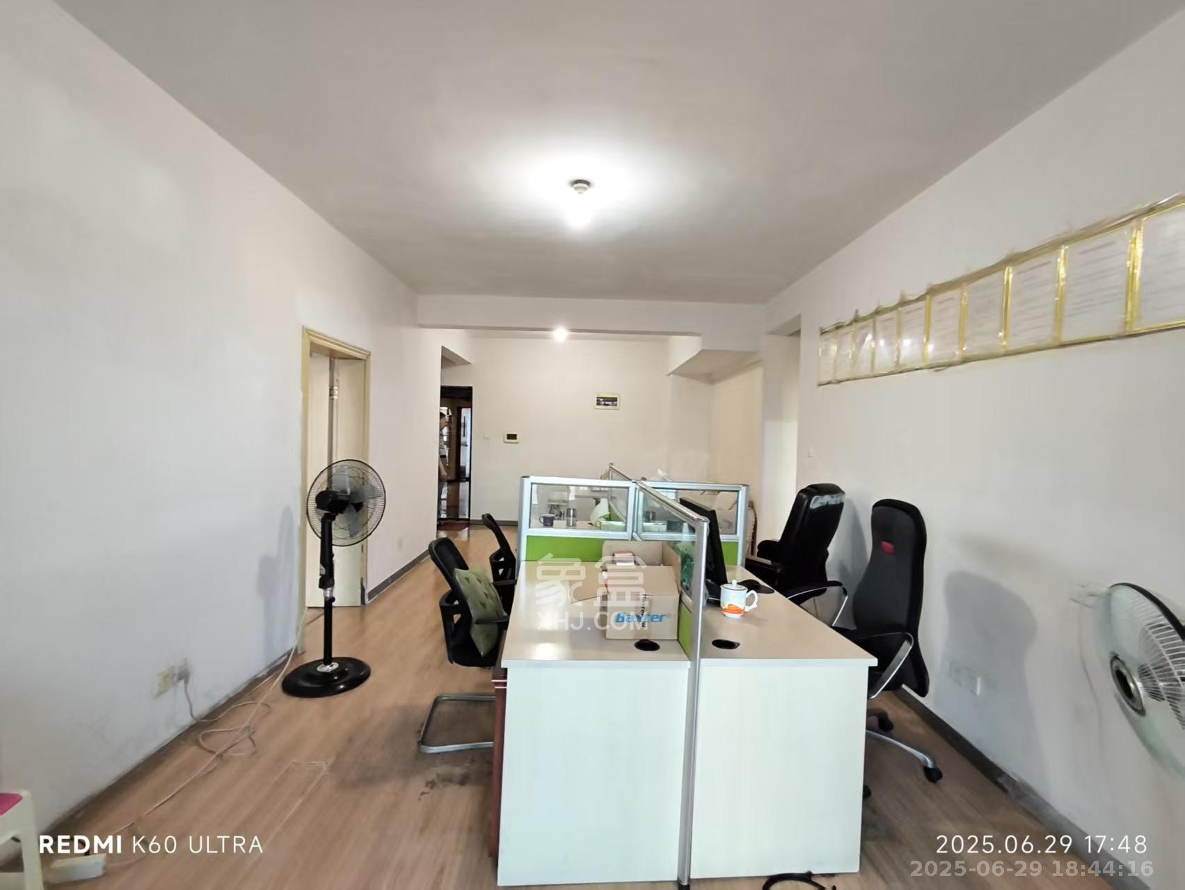 公园9号 3室2厅2卫 4000.0元/月 公园9号 3室2厅2卫 4000.0元/月室内图