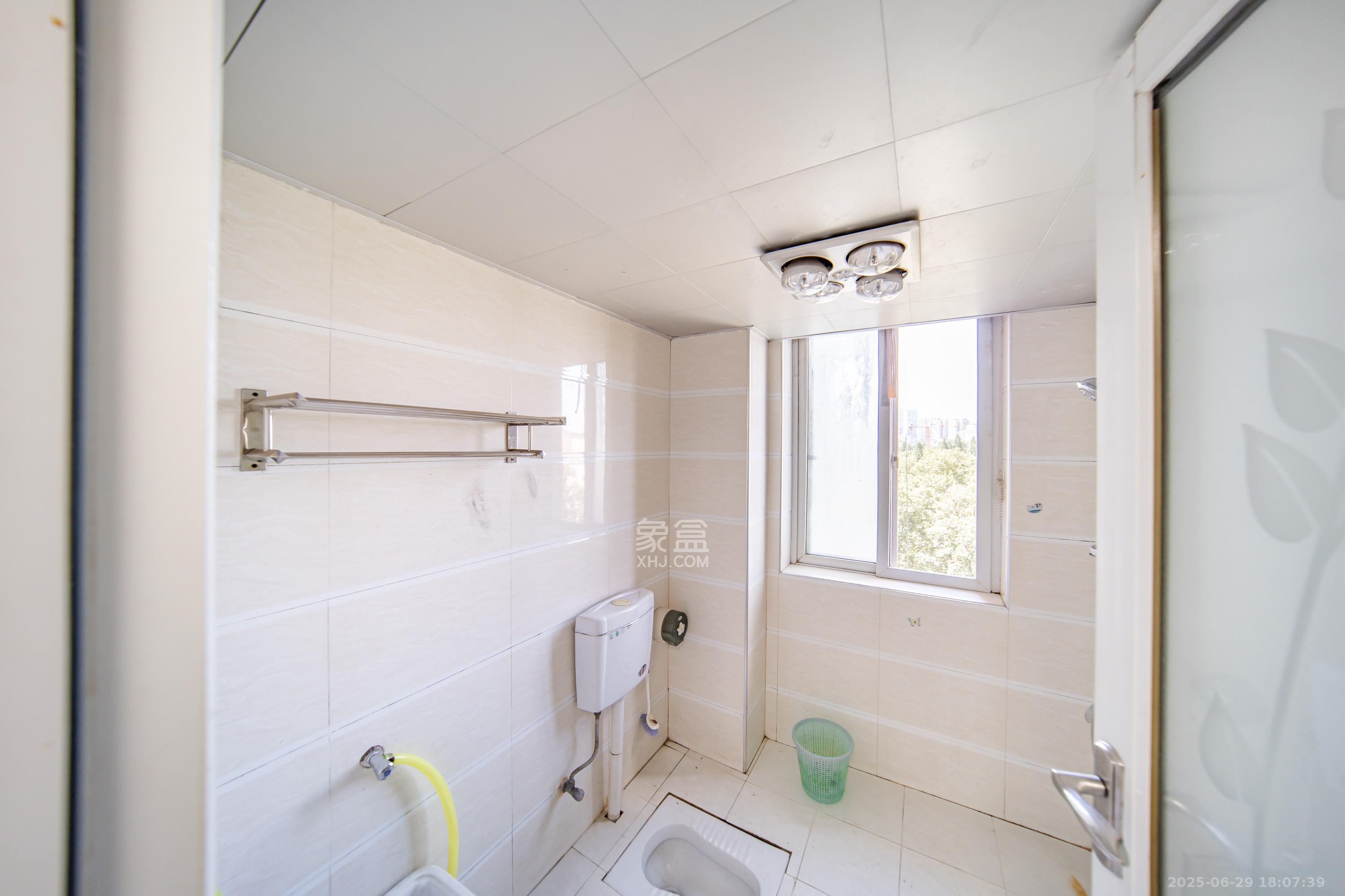 岳麓现代城 3室2厅2卫 190.0万 岳麓现代城 3室2厅2卫 190.0万卫生间