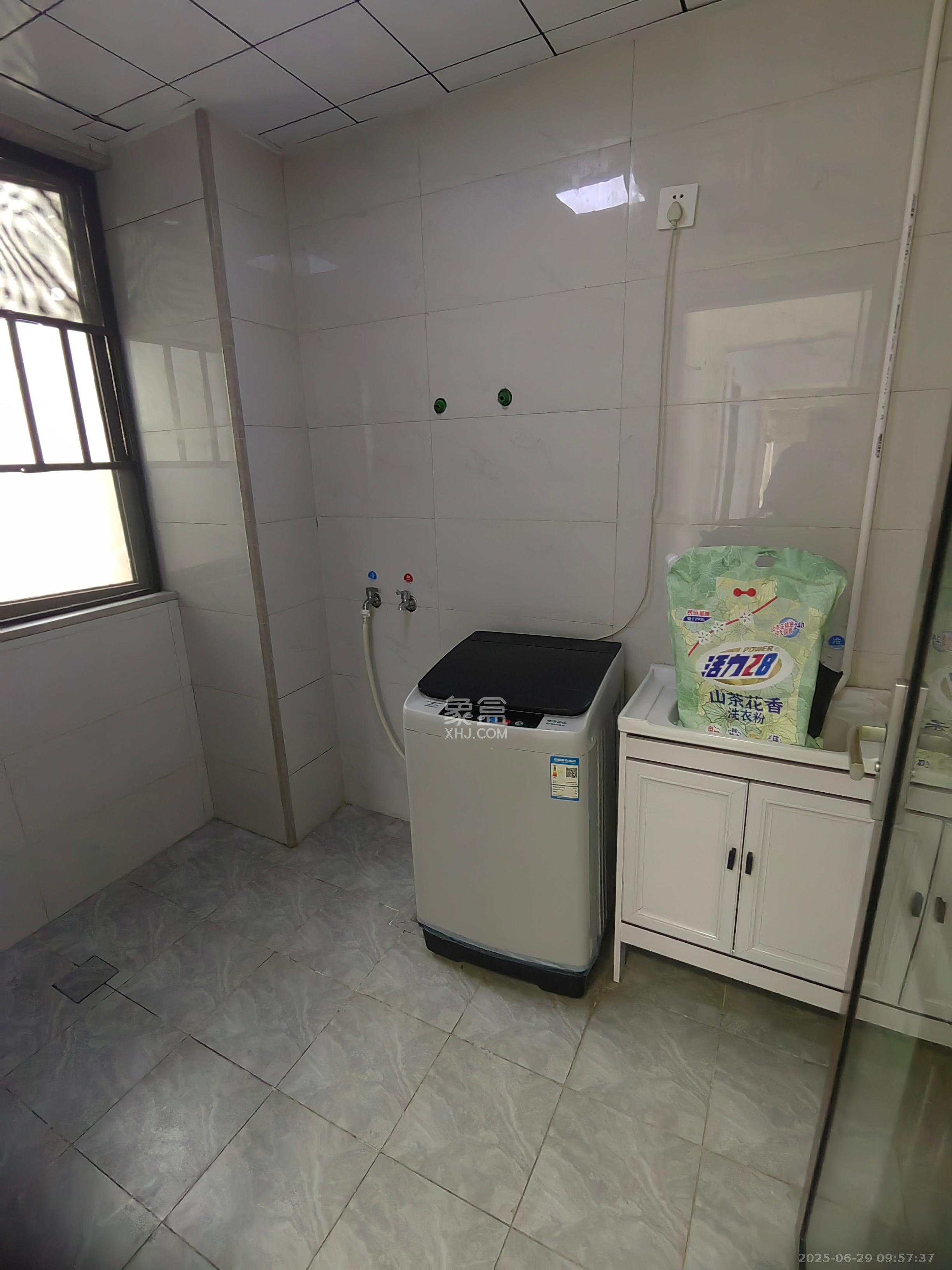 星湖湾二期高层  3室2厅2卫    2500.0元/月室内图