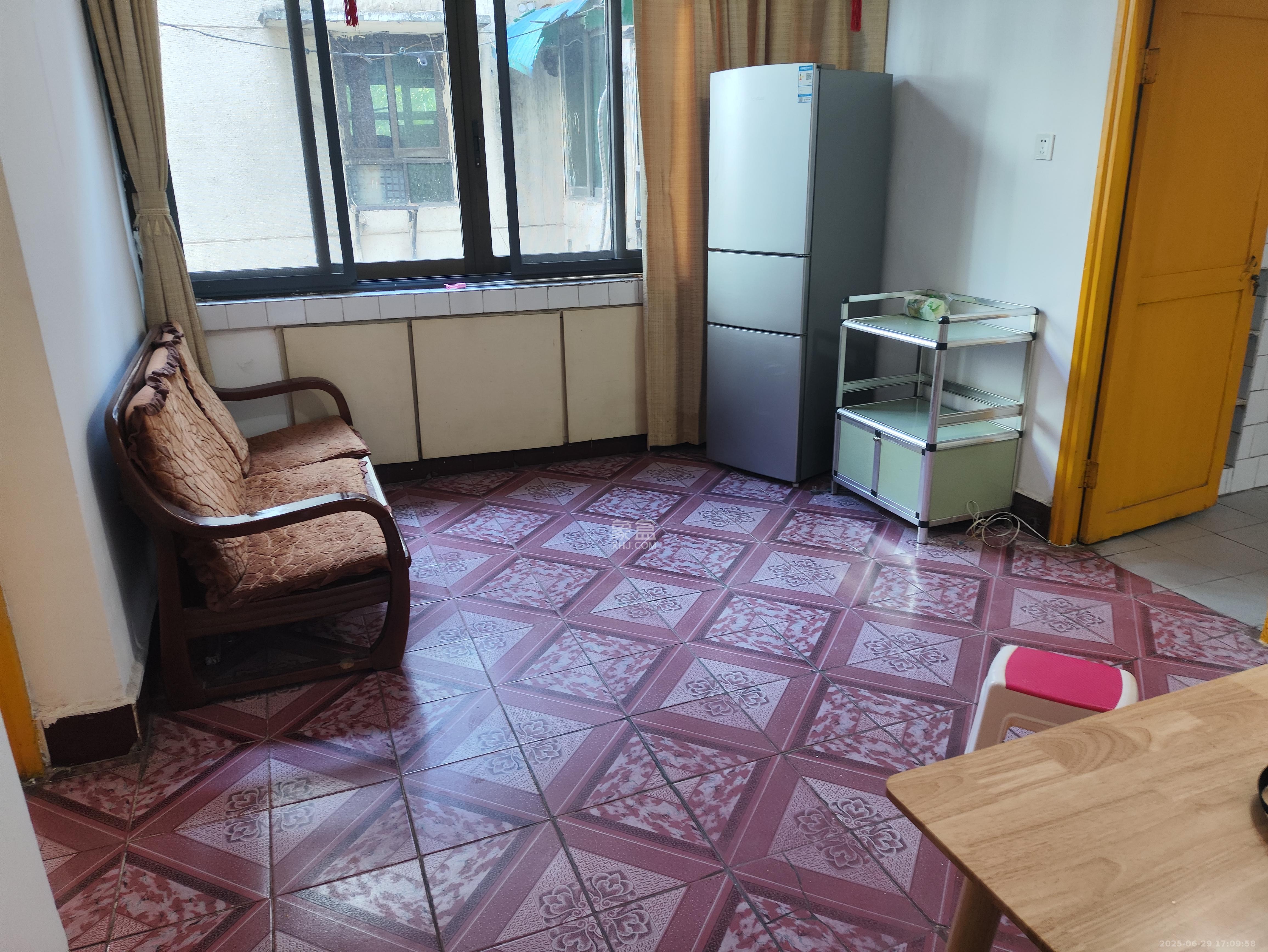 芙蓉路社区中山宿舍  3室1厅1卫   2300.00元/月室内图