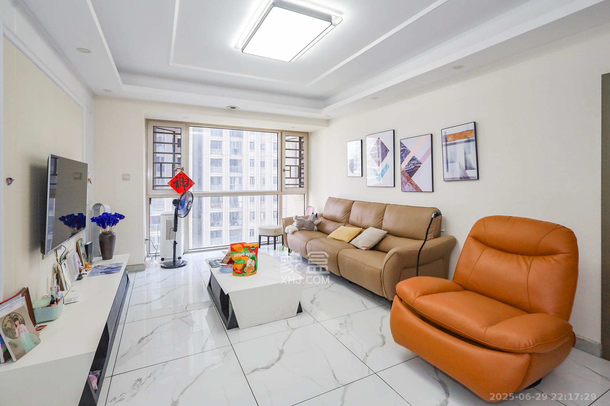 八方小区C区 3室2厅2卫 325.0万 八方小区C区 3室2厅2卫 325.0万客厅