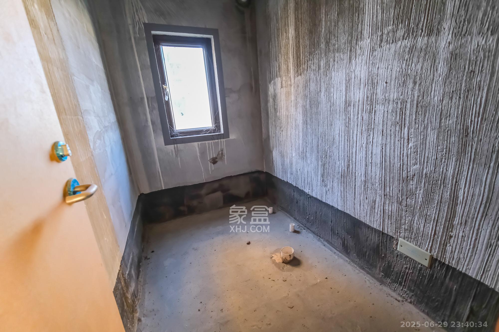 保利香槟国际  4室2厅2卫    105.0万卫生间