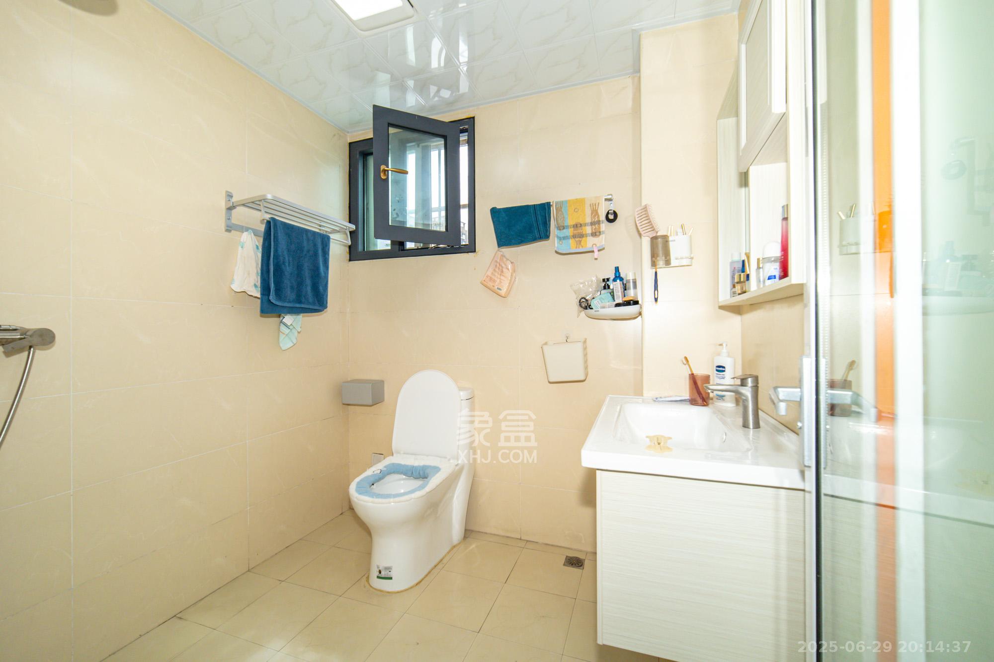 高林金三华邸  3室2厅2卫    65.0万 高林金三华邸  3室2厅2卫    65.0万卫生间