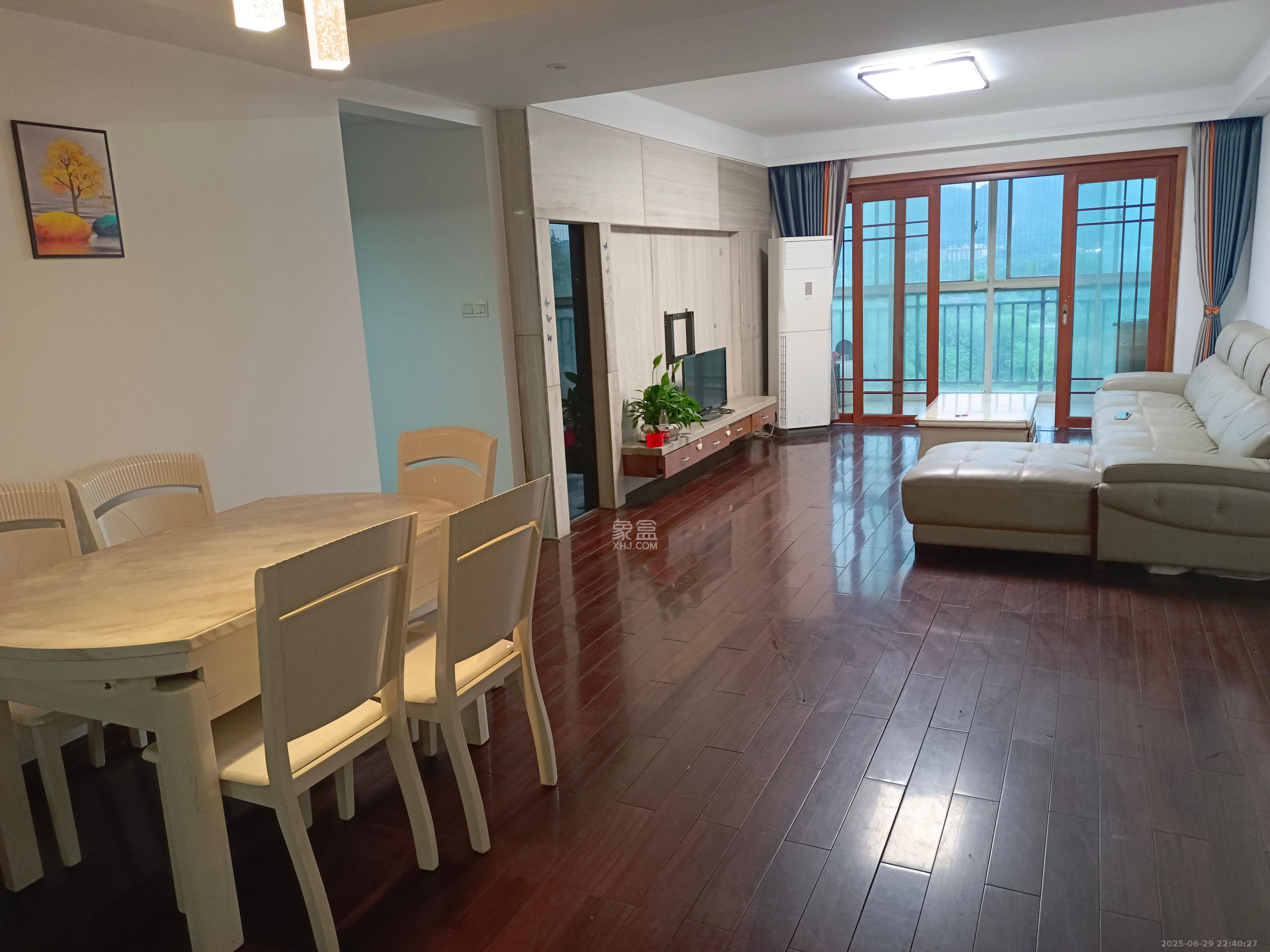 西湖丽景  3室2厅2卫   2900.00元/月室内图