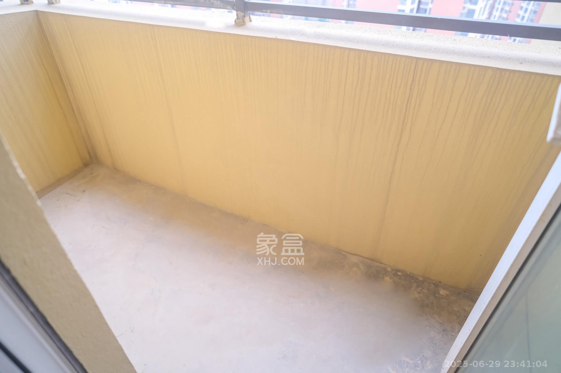 保利香槟国际  3室2厅1卫    70.0万 保利香槟国际  3室2厅1卫    70.0万阳台