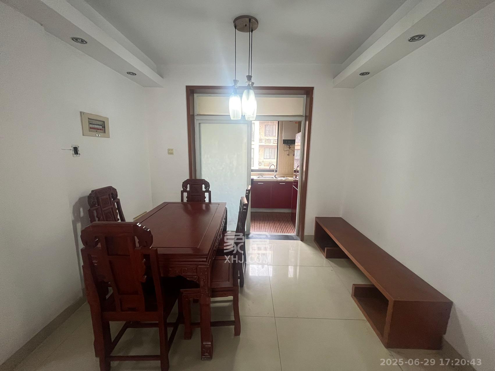 三江花中城  2室2厅1卫    2400.0元/月室内图