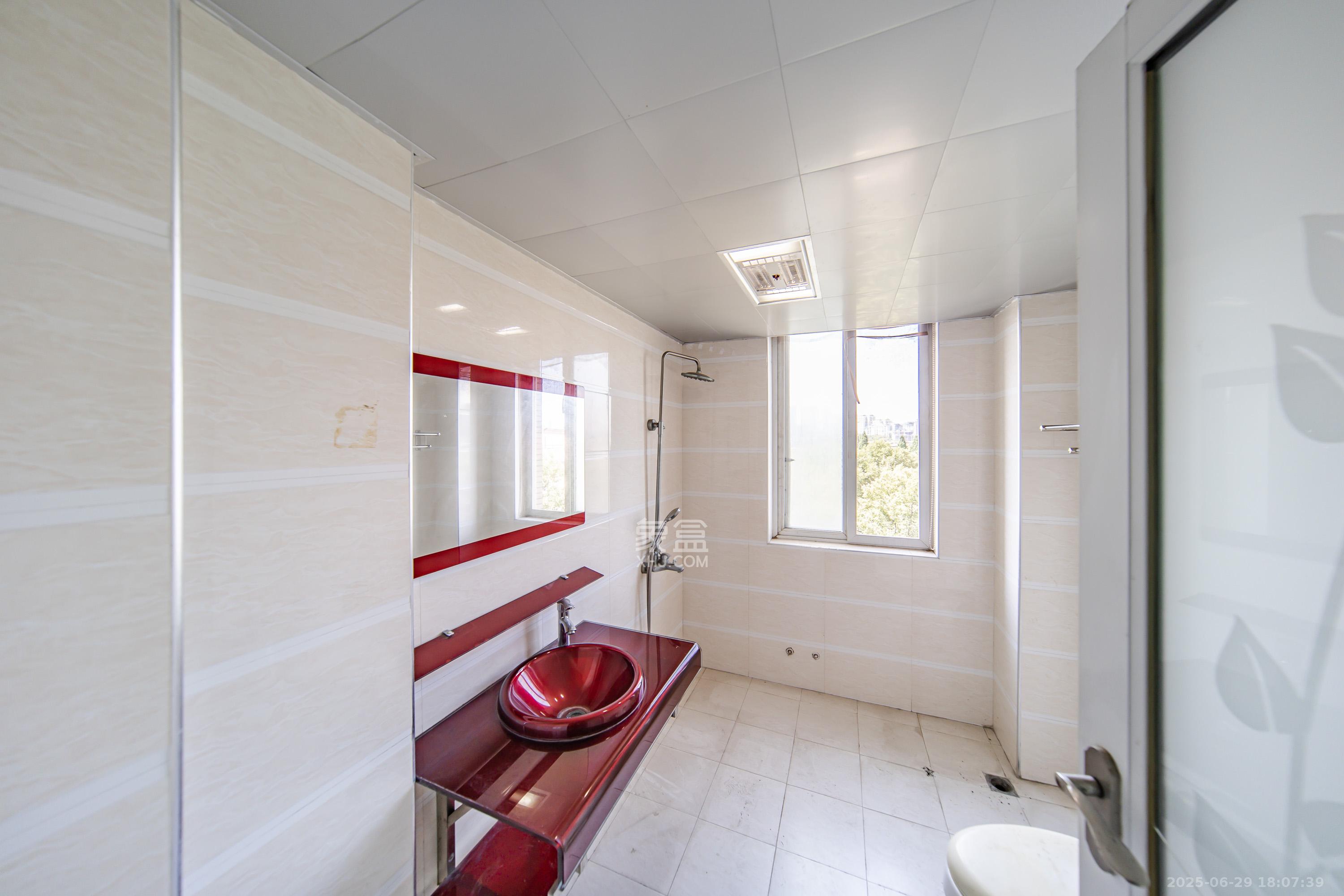 岳麓现代城 3室2厅2卫 190.0万 岳麓现代城 3室2厅2卫 190.0万卫生间