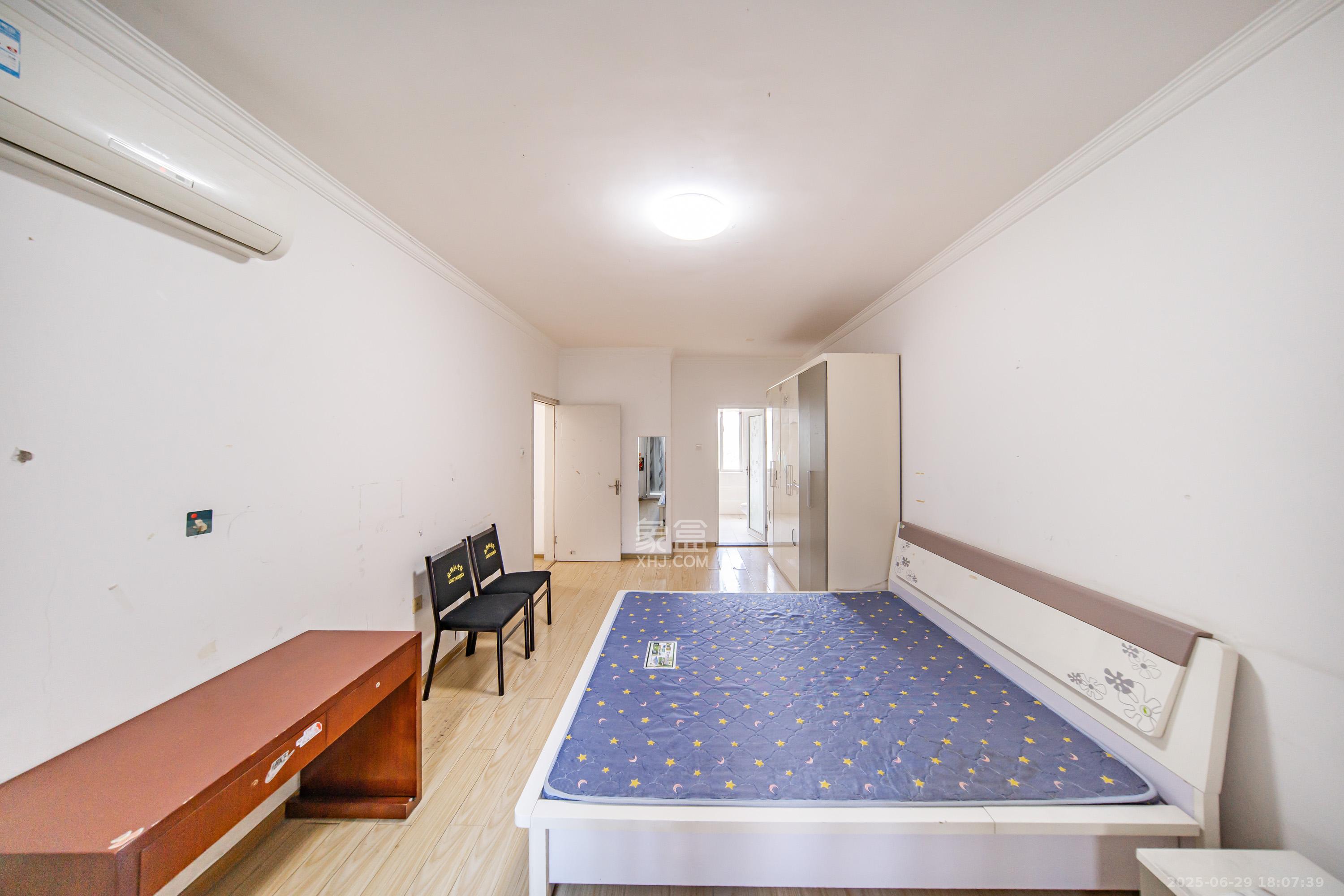 岳麓现代城 3室2厅2卫 190.0万 岳麓现代城 3室2厅2卫 190.0万卧室